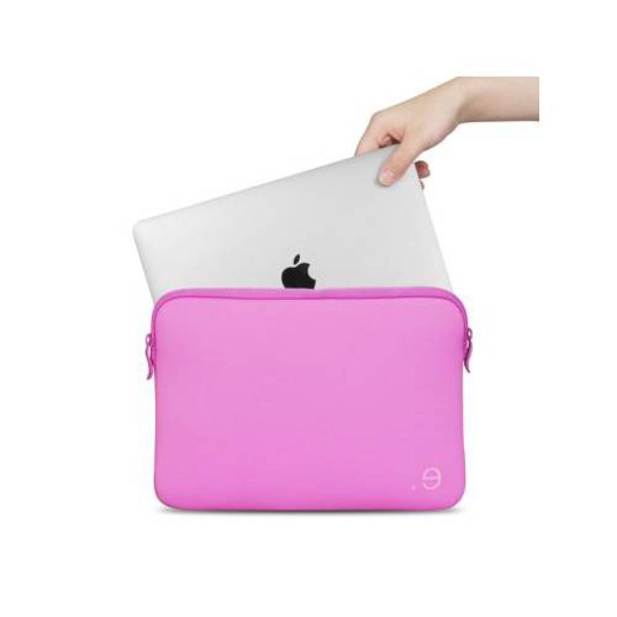 Eine Hand, die einen silbernen Laptop hält und ihn in eine rosa Laptop-Hülle steckt. Weißer Hintergrund.