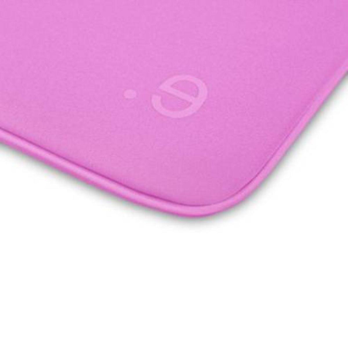 Nahaufnahme einer rosa Laptop-Hülle. Das Logo ist in der unteren rechten Ecke sichtbar.
