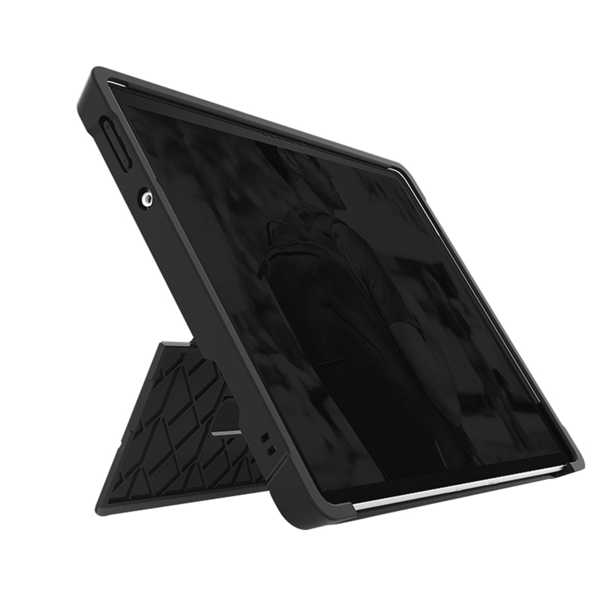 Tablet nero in una custodia nera, sostenuto da un supporto triangolare, su sfondo bianco.
