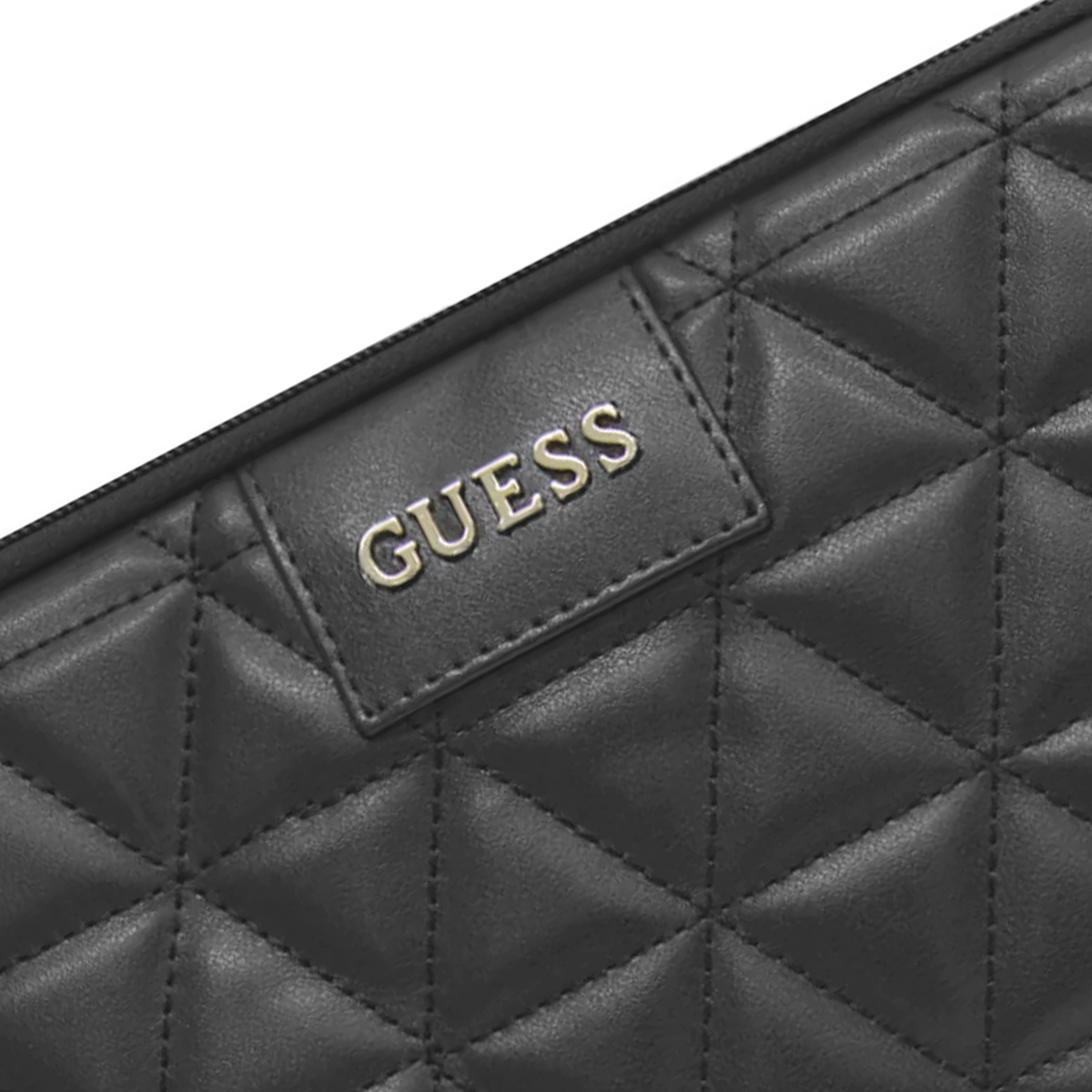 Gros plan sur une housse d'ordinateur portable Guess noire à motif losange et logo Guess.