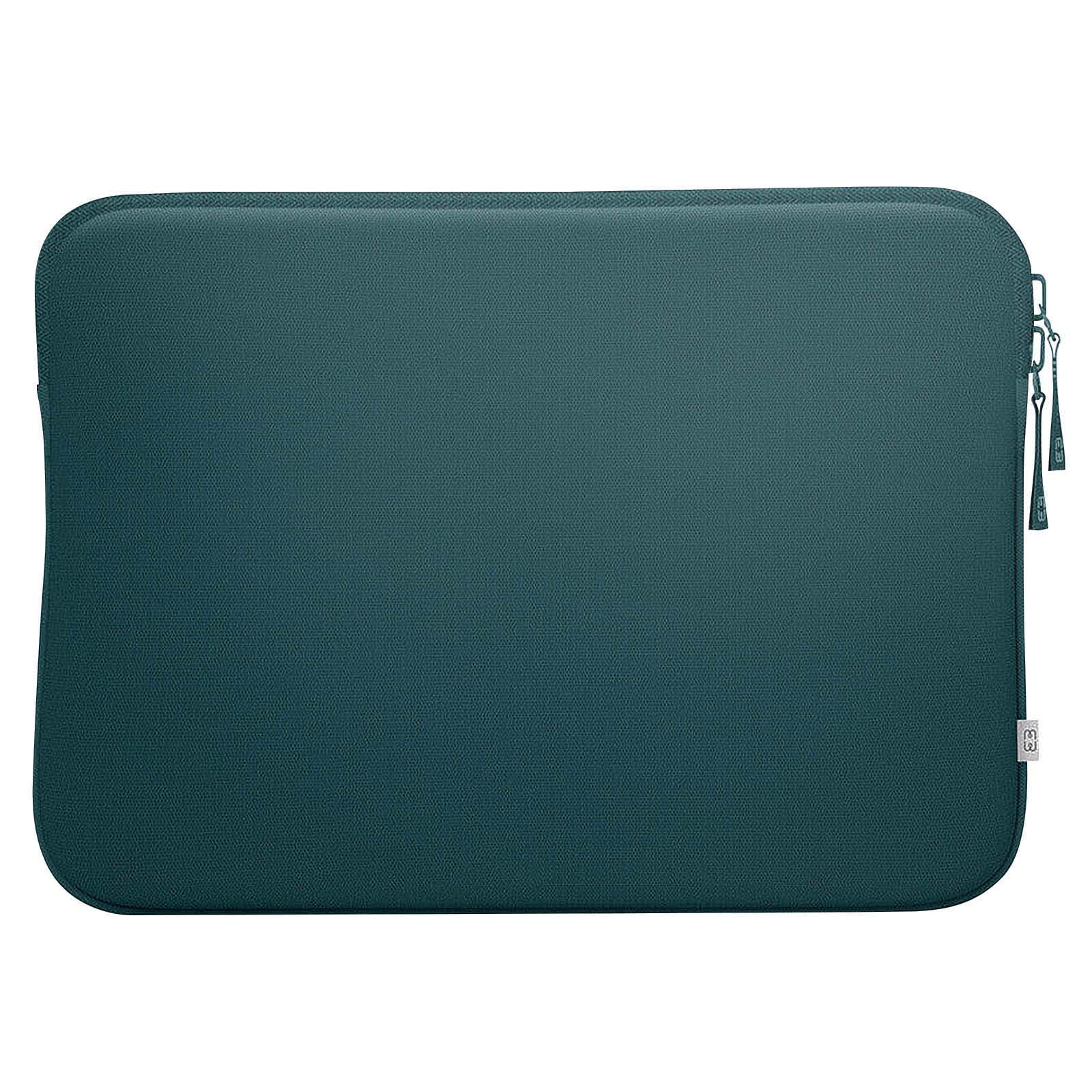 Una custodia per laptop verde acqua su sfondo bianco. La custodia è chiusa.