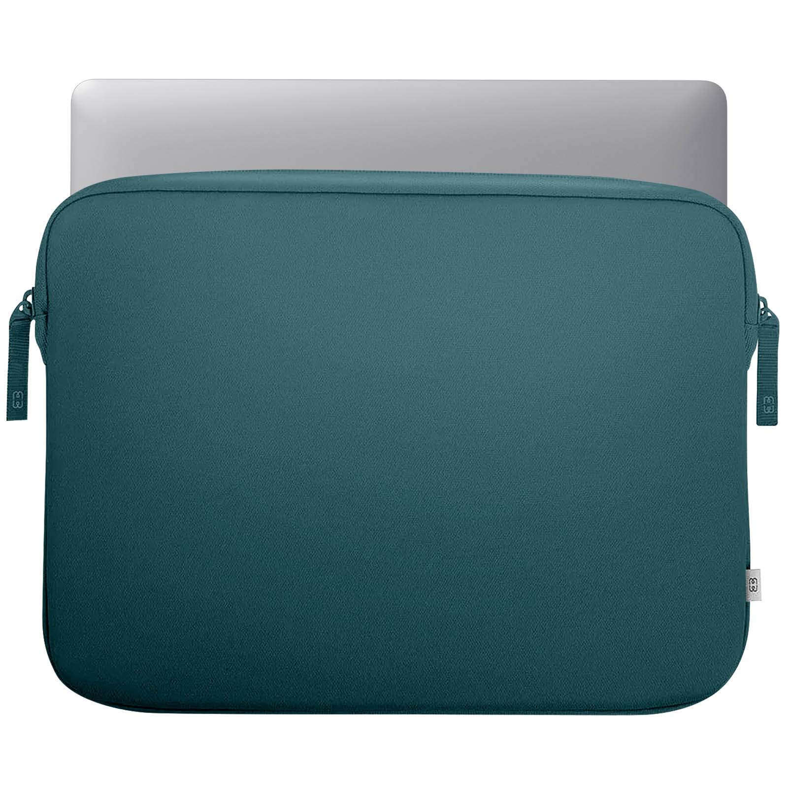 Una custodia verde acqua con un laptop dentro, su sfondo bianco. Chiusa.