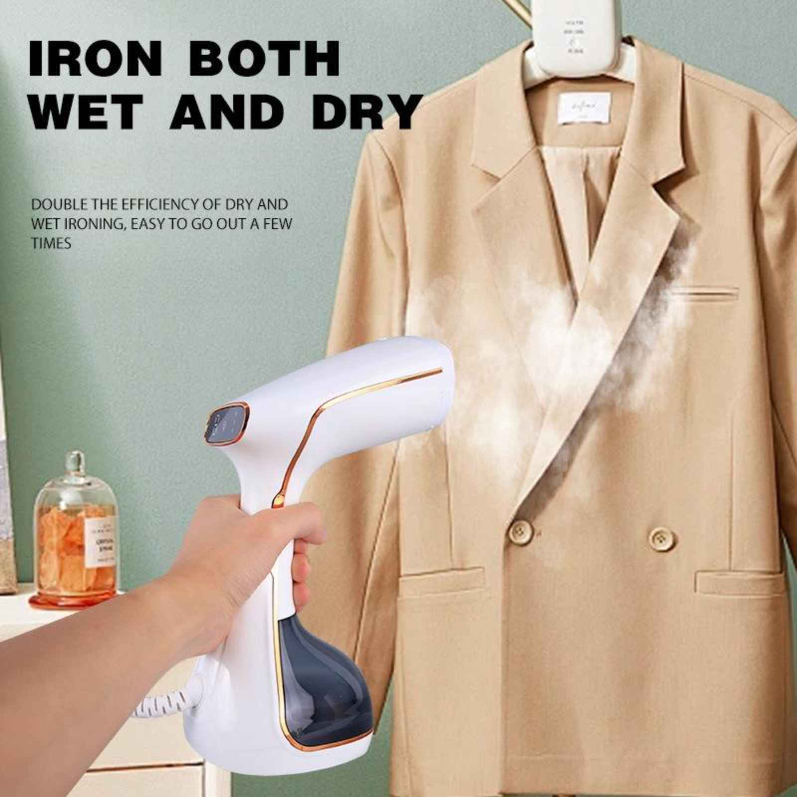 Weißer und goldfarbener Handdampfer, der eine beige Anzugjacke bedampft. Hand hält ihn. Hintergrund ist unscharf.