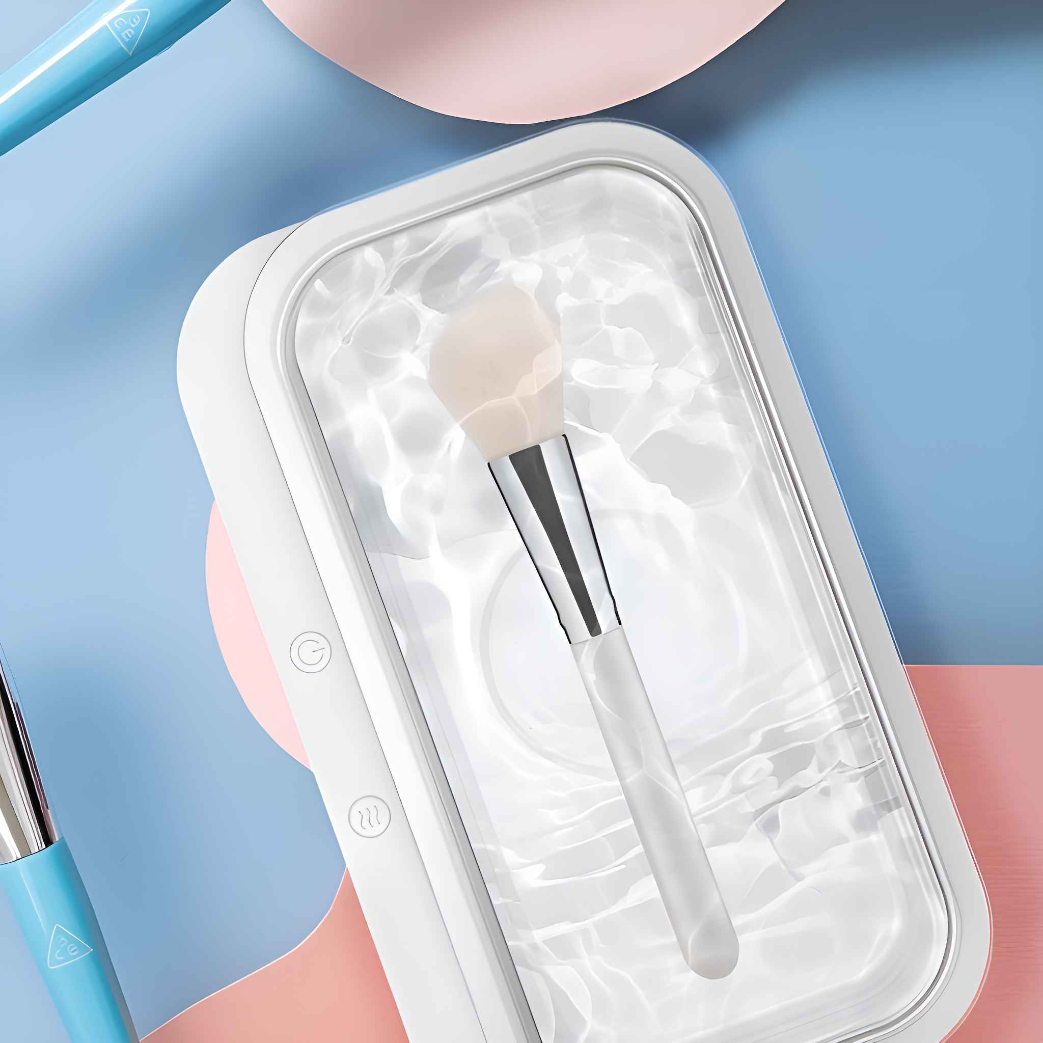Ein Make-up-Pinsel befindet sich in einem weißen Ultraschallreiniger, der in Wasser getaucht ist.