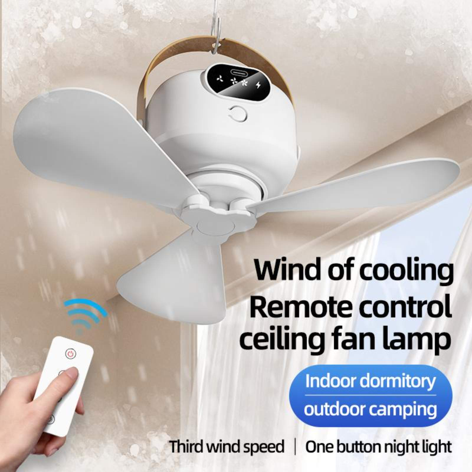 Ein weißer Deckenventilator mit braunem Griff und drei Flügeln, mit einer Hand, die eine Fernbedienung hält.