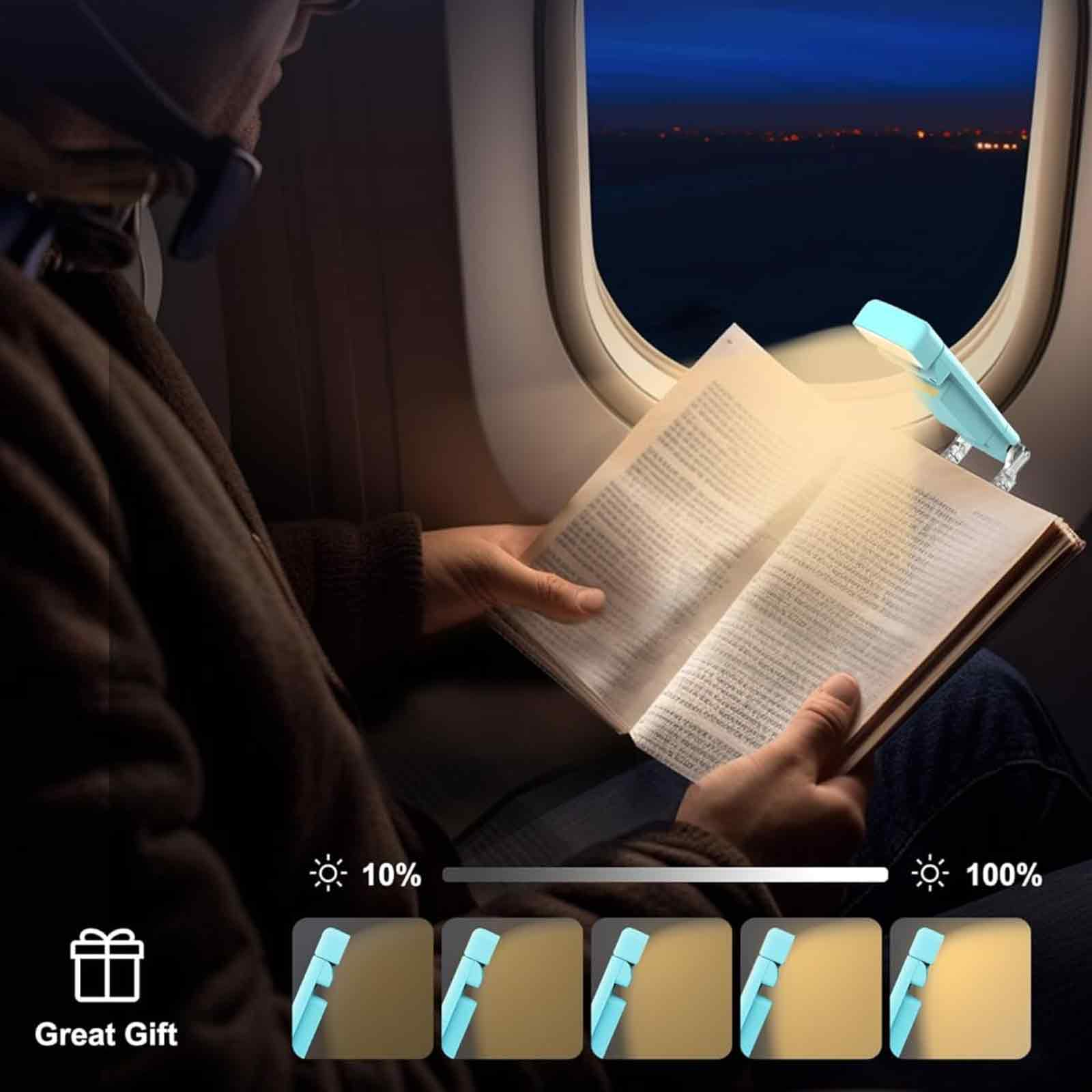 Eine Person im Flugzeug liest ein Buch mit einem kleinen blauen Leselicht. Die Szene wird vom Leselicht beleuchtet.