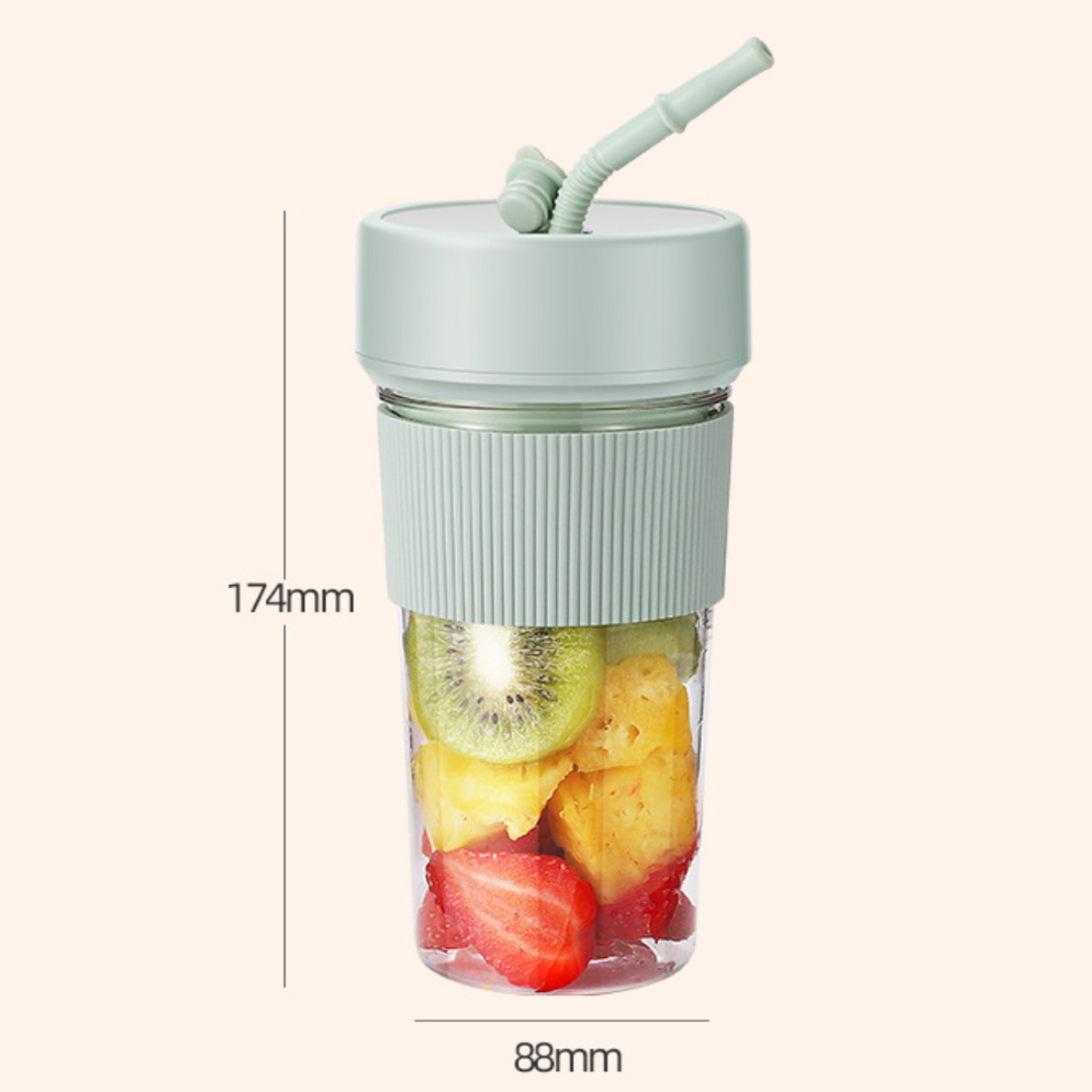 Ein grüner Mixbecher mit Obst. Der Becher hat einen Strohhalm und Maße sind angezeigt.
