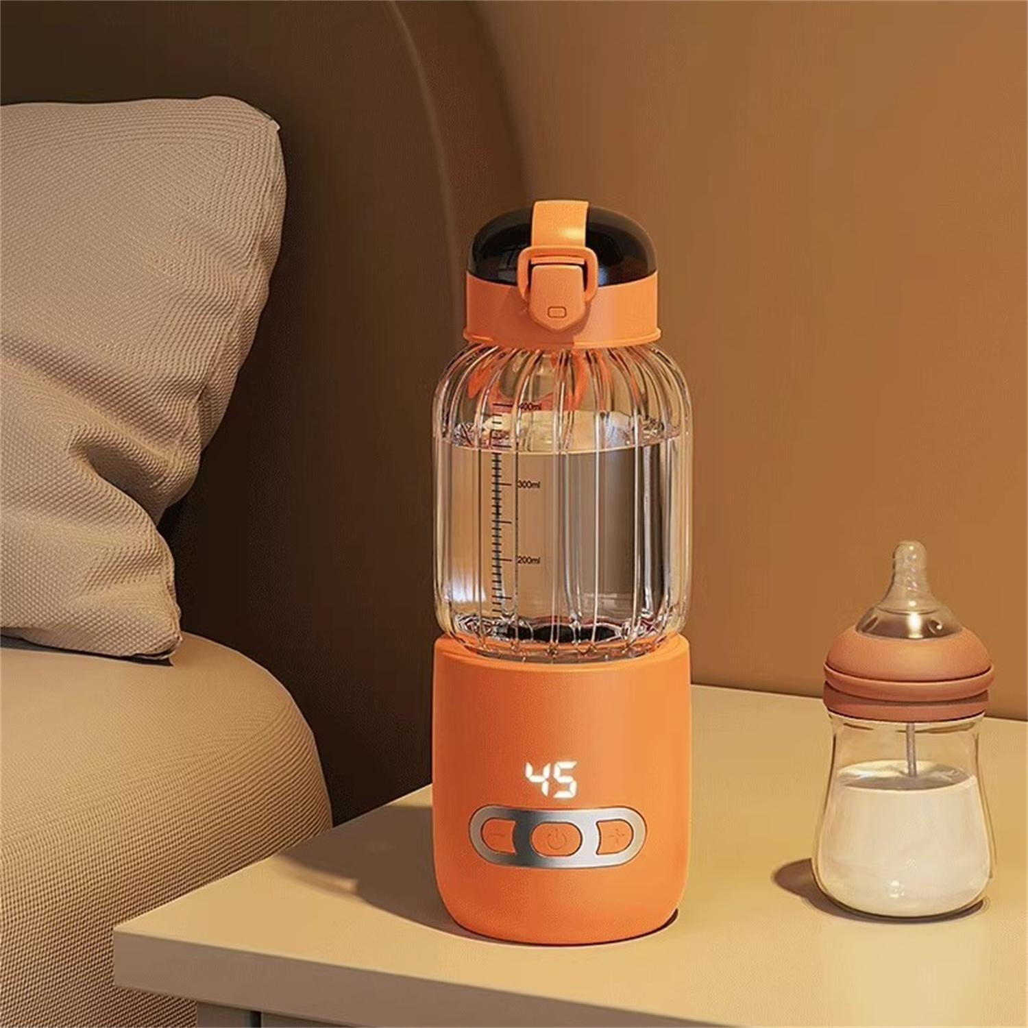 Eine Babyflaschenwärmer-/Mixerkombination mit digitaler Anzeige. Neben dem Wärmer befindet sich eine Flasche.