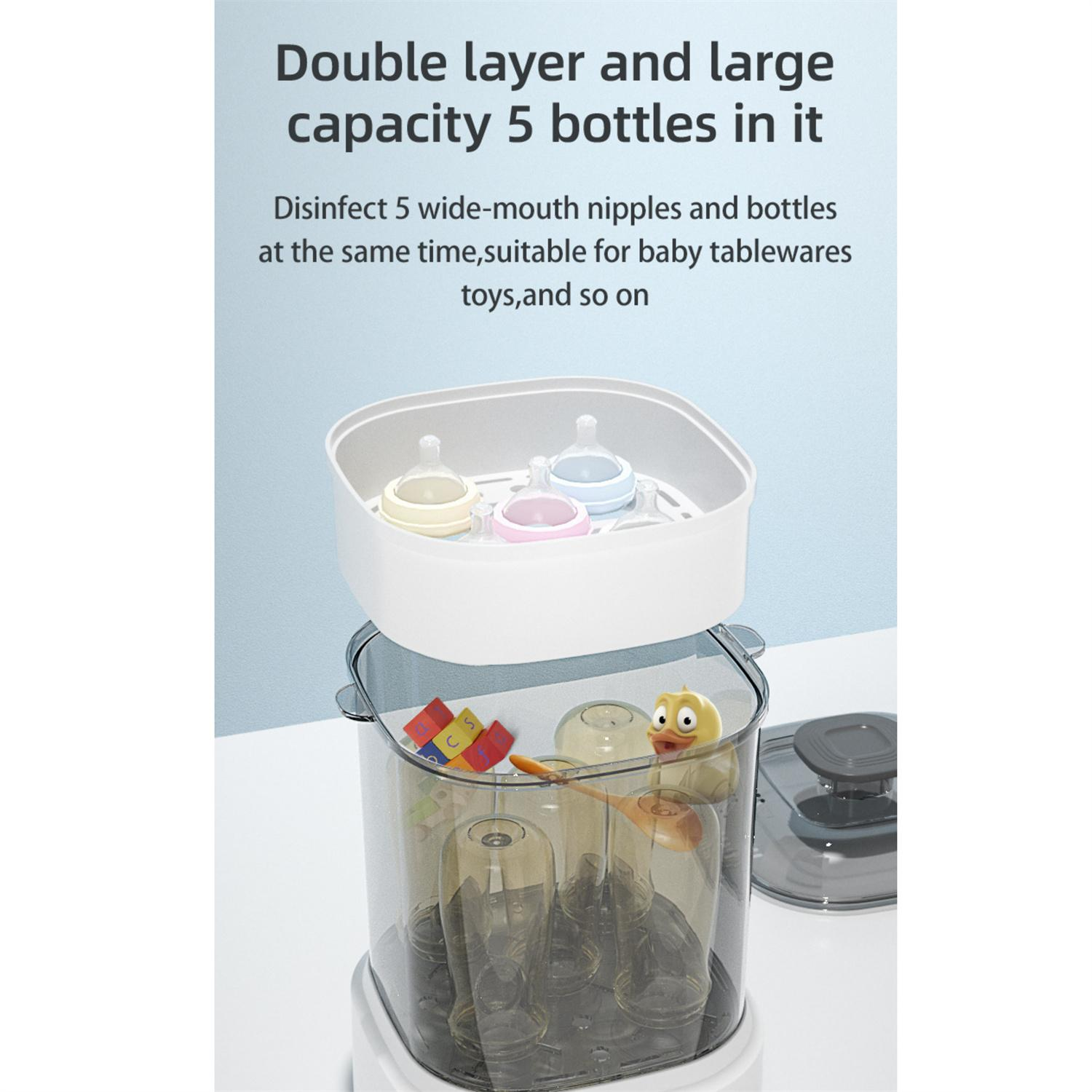 Babyflaschensterilisator. Klarer Behälter mit Flaschen, weißes Tablett mit Saugern und Spielzeug.
