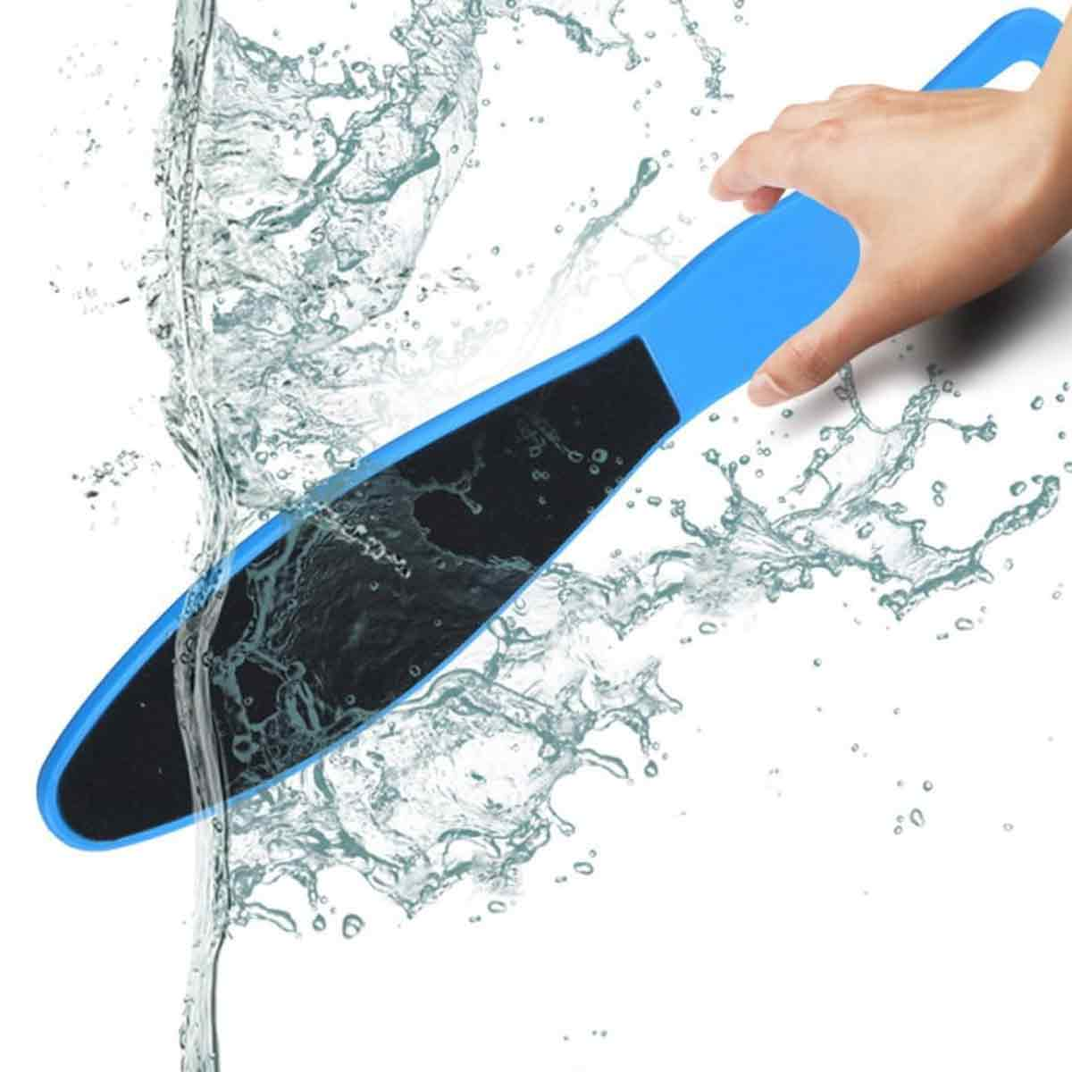 Eine Hand hält eine blaue Fußfeile unter fließendem Wasser. Die Feile ist schwarz und blau.