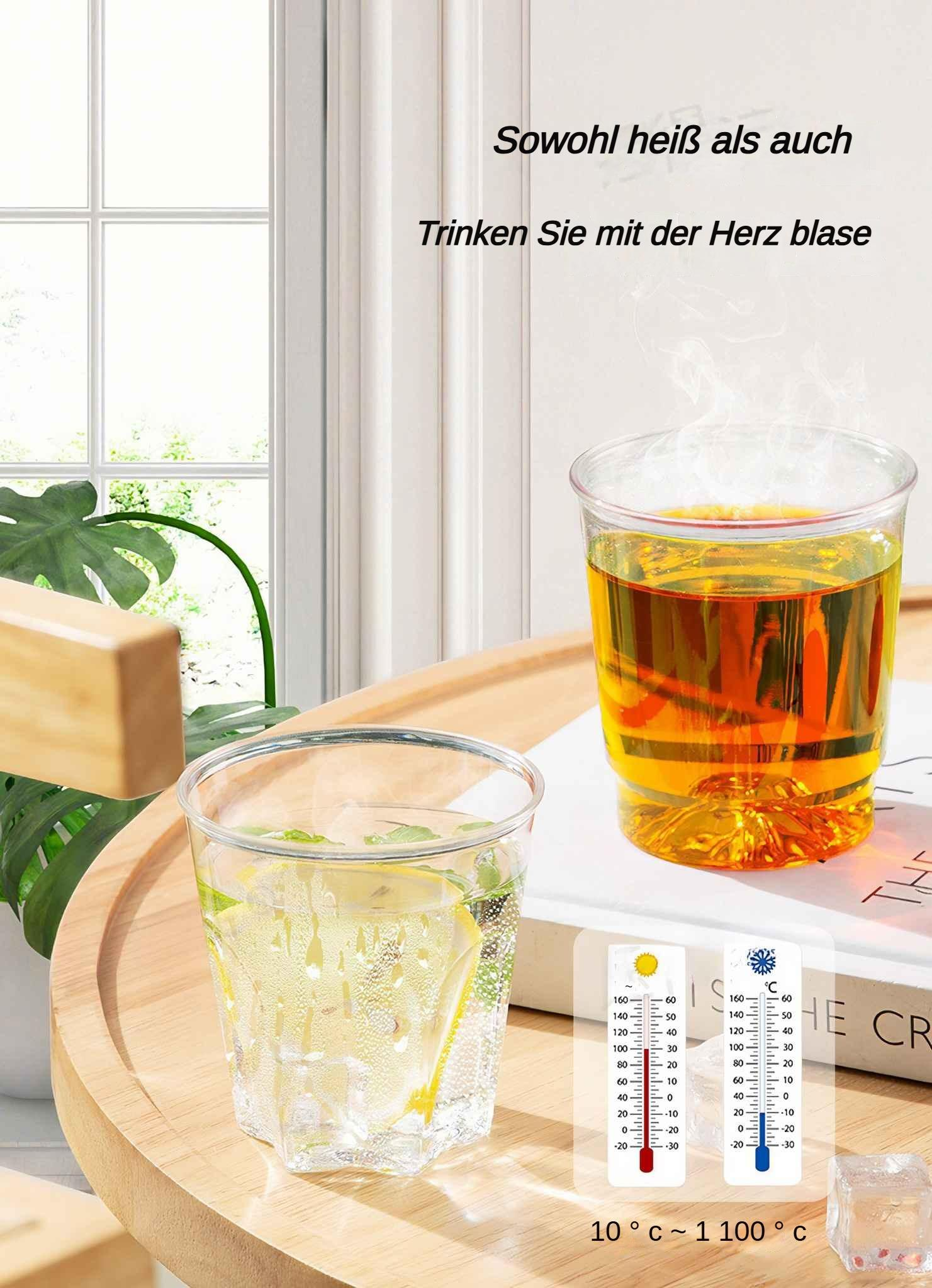 Zwei transparente Plastikbecher mit Getränken und Thermometern. Ein Becher hat Eis. Der andere Becher hat ein heißes Getränk.