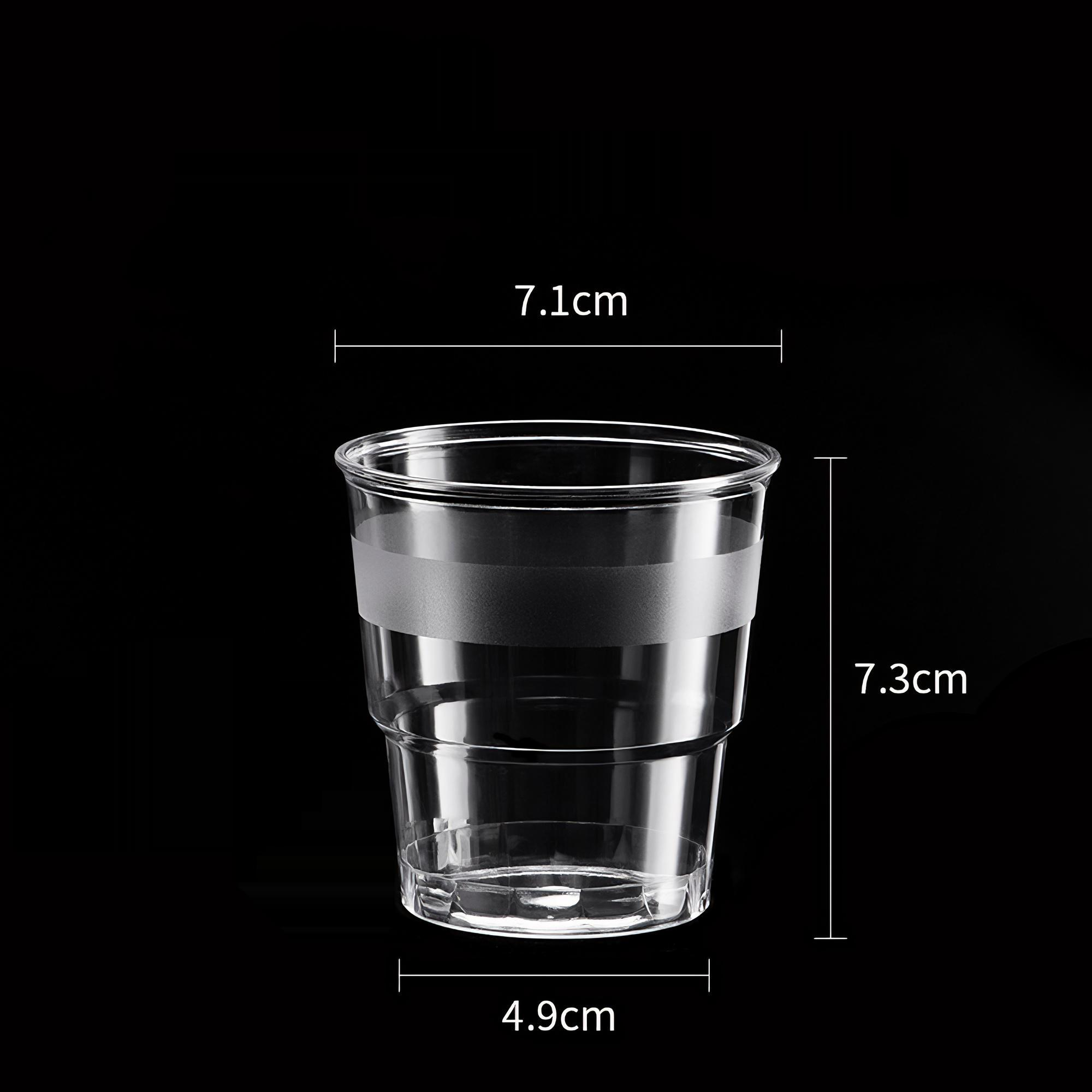 Ein durchsichtiger Plastikbecher mit Maßen. Der Becher steht auf schwarzem Hintergrund. Abmessungen werden gezeigt.