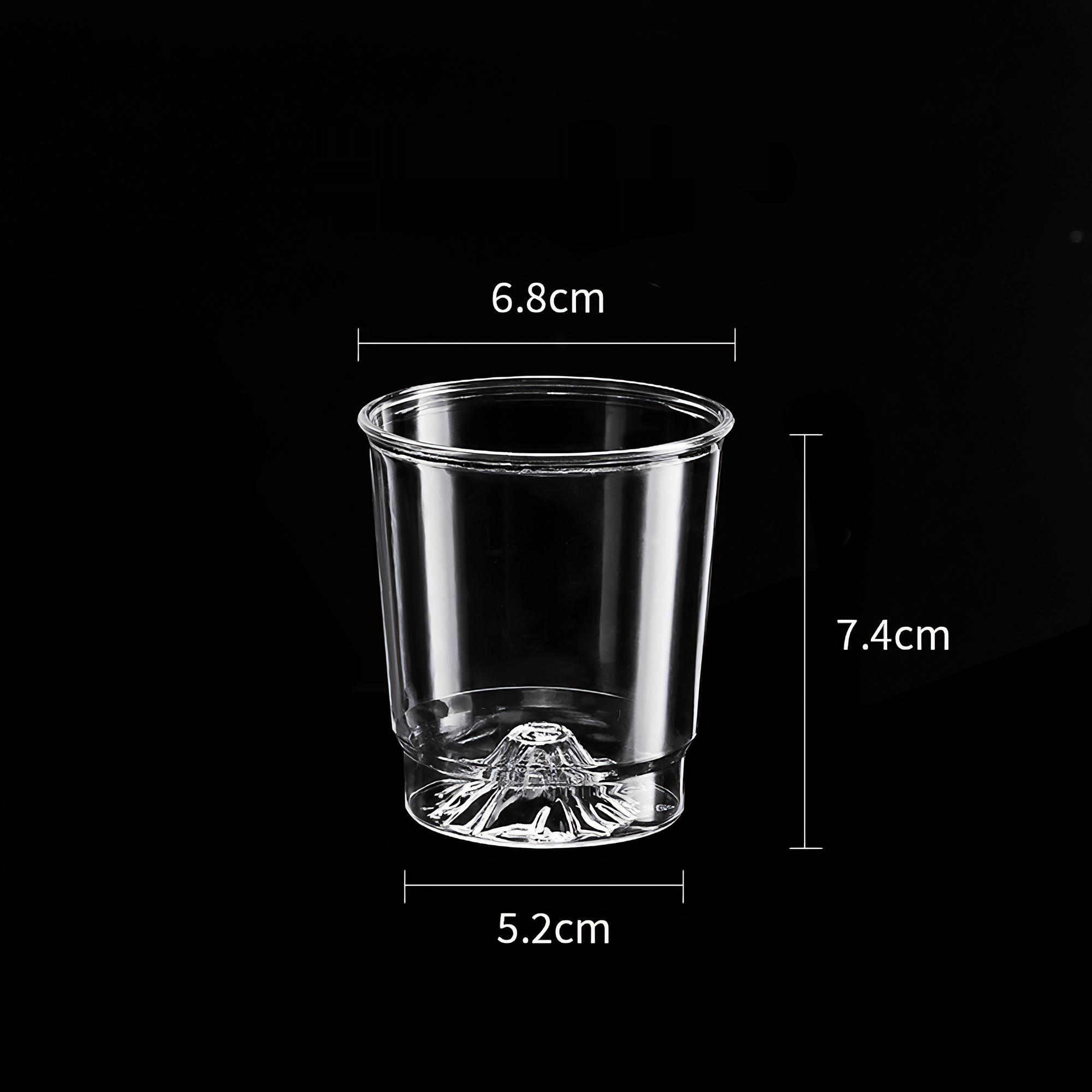 Durchsichtiger Plastikbecher mit den Maßen 6,8 cm, 7,4 cm und 5,2 cm, vor schwarzem Hintergrund.