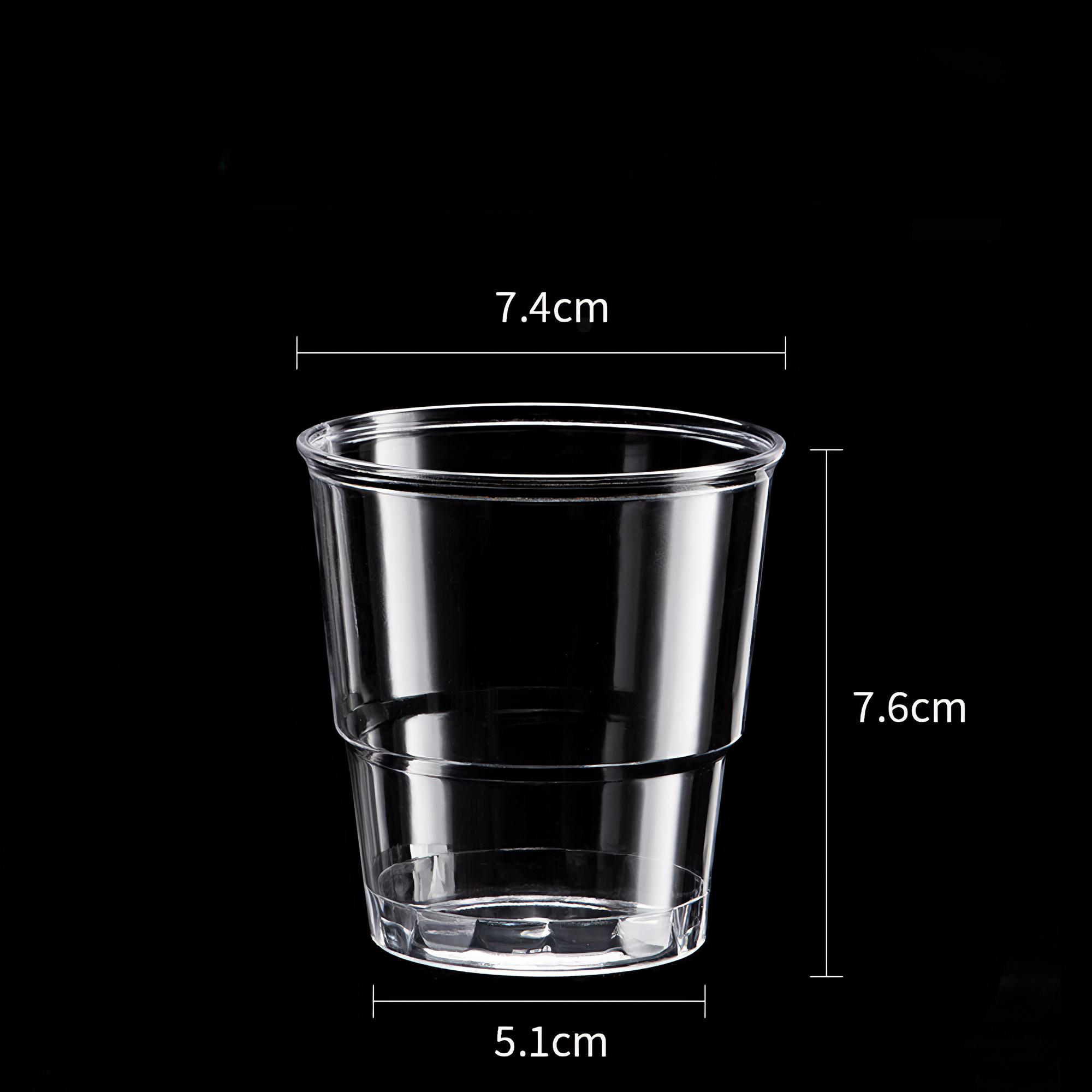 Ein klarer Plastikbecher. Messungen von 7,4 cm, 7,6 cm und 5,1 cm werden neben dem Becher vor schwarzem Hintergrund angezeigt.
