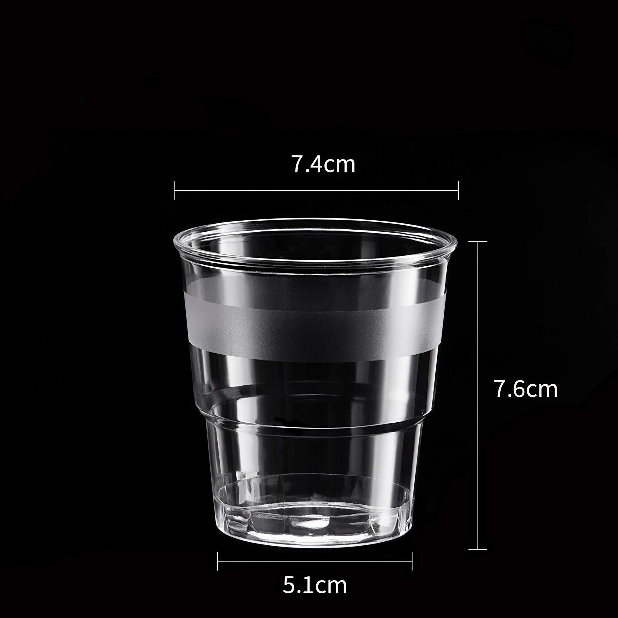 Ein durchsichtiger Plastikbecher mit einem schwarzen Band in der Mitte. Abmessungen: 7,4 cm breit, 7,6 cm hoch, 5,1 cm Basis.