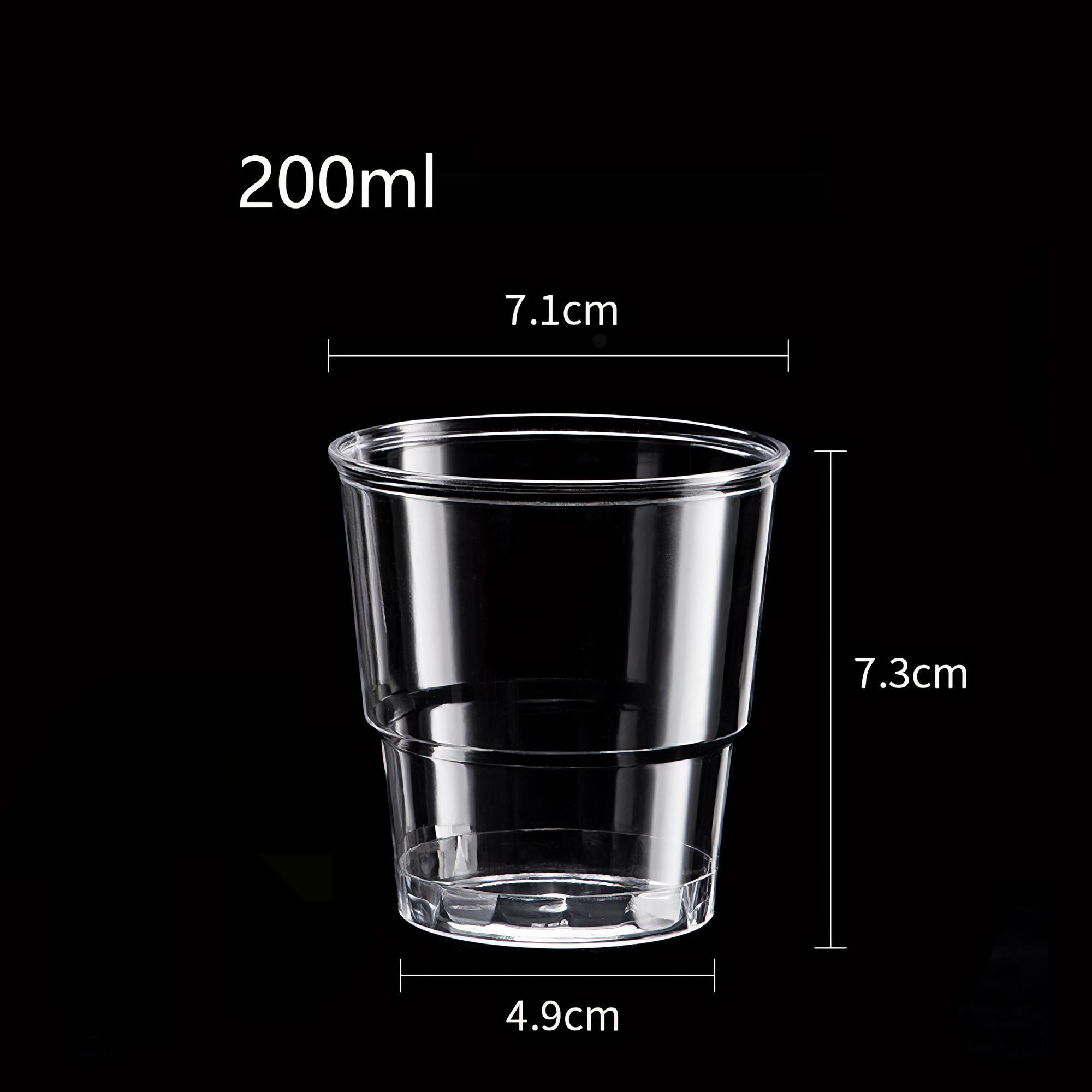 Ein durchsichtiger Plastikbecher. Er ist mit Abmessungen und einem Fassungsvermögen von 200 ml beschriftet.