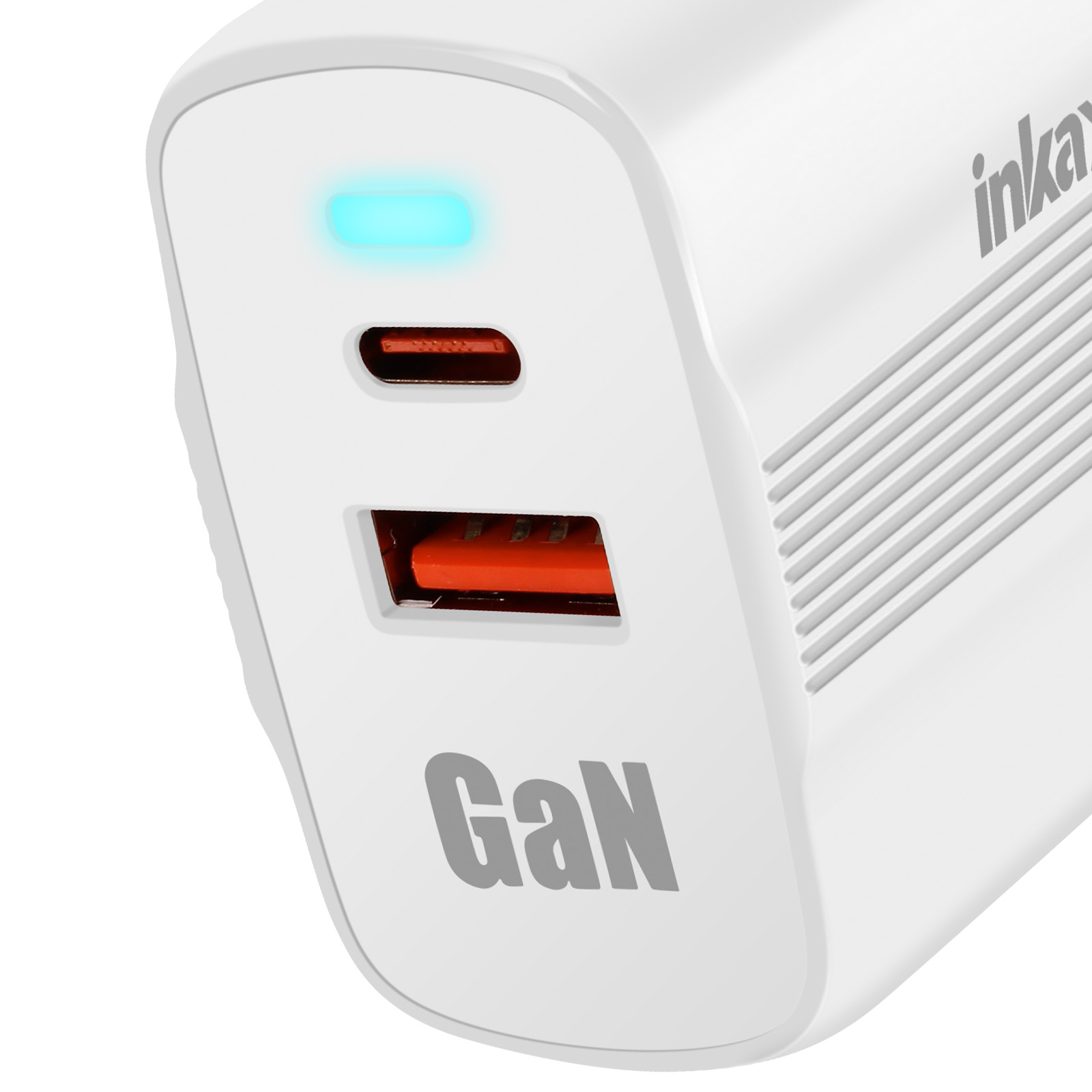 Caricabatterie bianco con logo 'inkax', con due porte. Una luce blu è visibile.