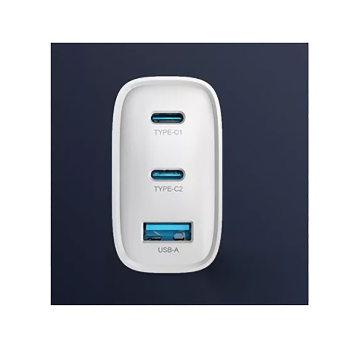 Caricatore bianco con tre porte USB, etichettate Type-C1, Type-C2 e USB-A, su sfondo blu scuro.