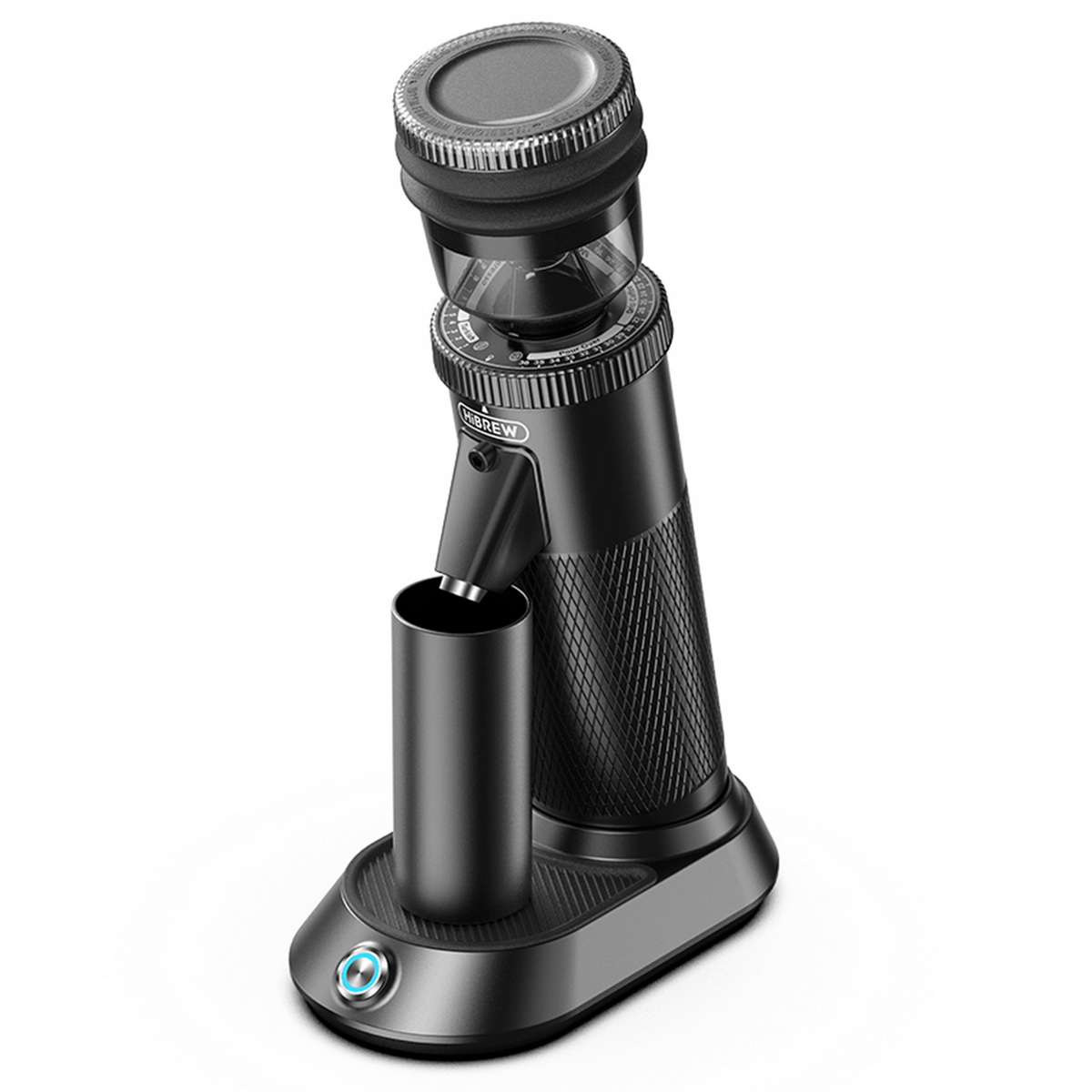 Czarny i srebrny młynek do kawy z pojemnikiem na ziarna i czarną podstawą. Na białym tle.