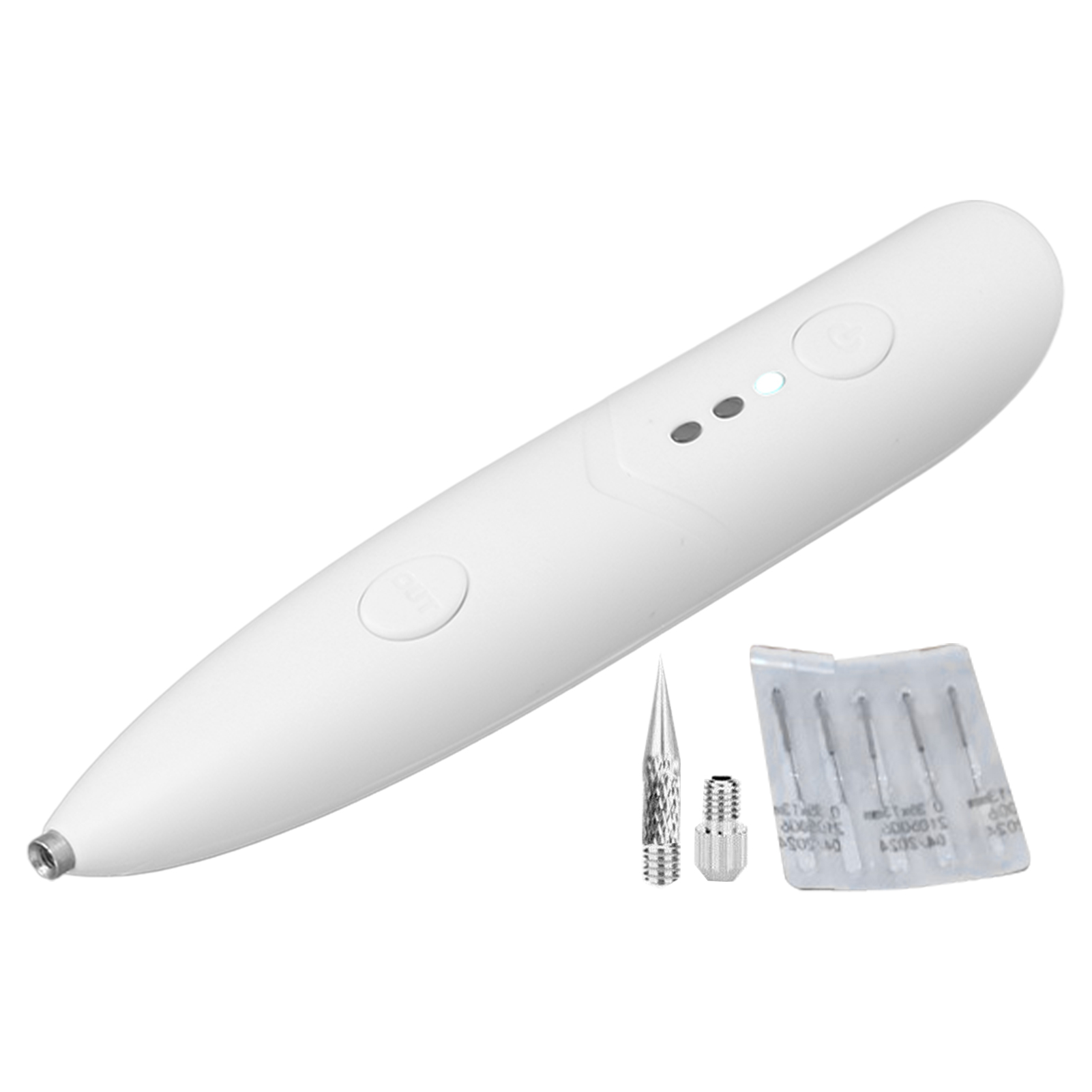Ein weißer Muttermalentfernungsstift mit mehreren Aufsätzen, einschließlich Nadelkartuschen, auf einem weißen Hintergrund dargestellt.