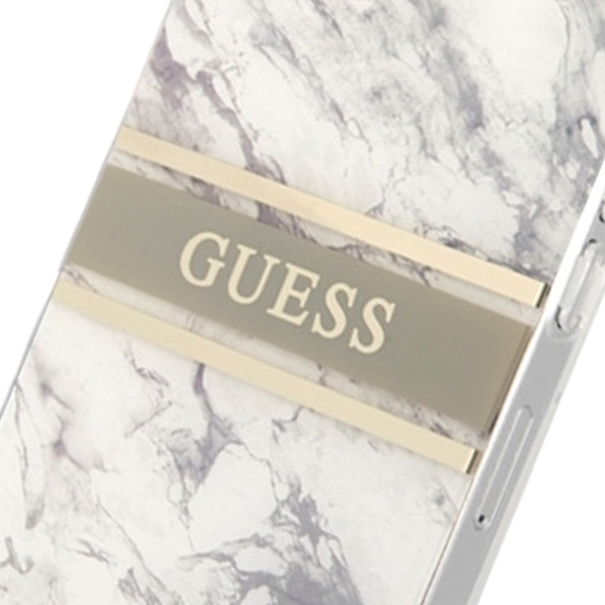 Funda de teléfono con patrón de mármol y la palabra 'GUESS'.