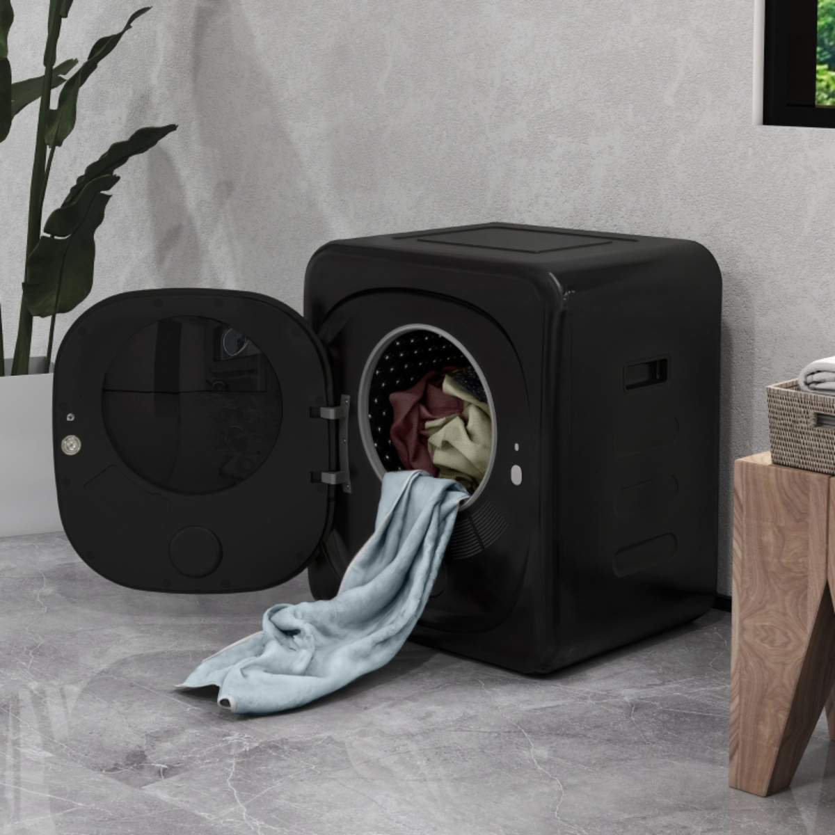 Schwarze quadratische Waschmaschine mit offener Tür. Kleidung ist drin, und ein blaues Handtuch ist teilweise draußen.