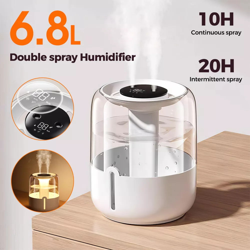 Ein transparenter Luftbefeuchter mit weißer Basis, Digitalanzeige und Nebel. Er steht auf einem Holztisch.