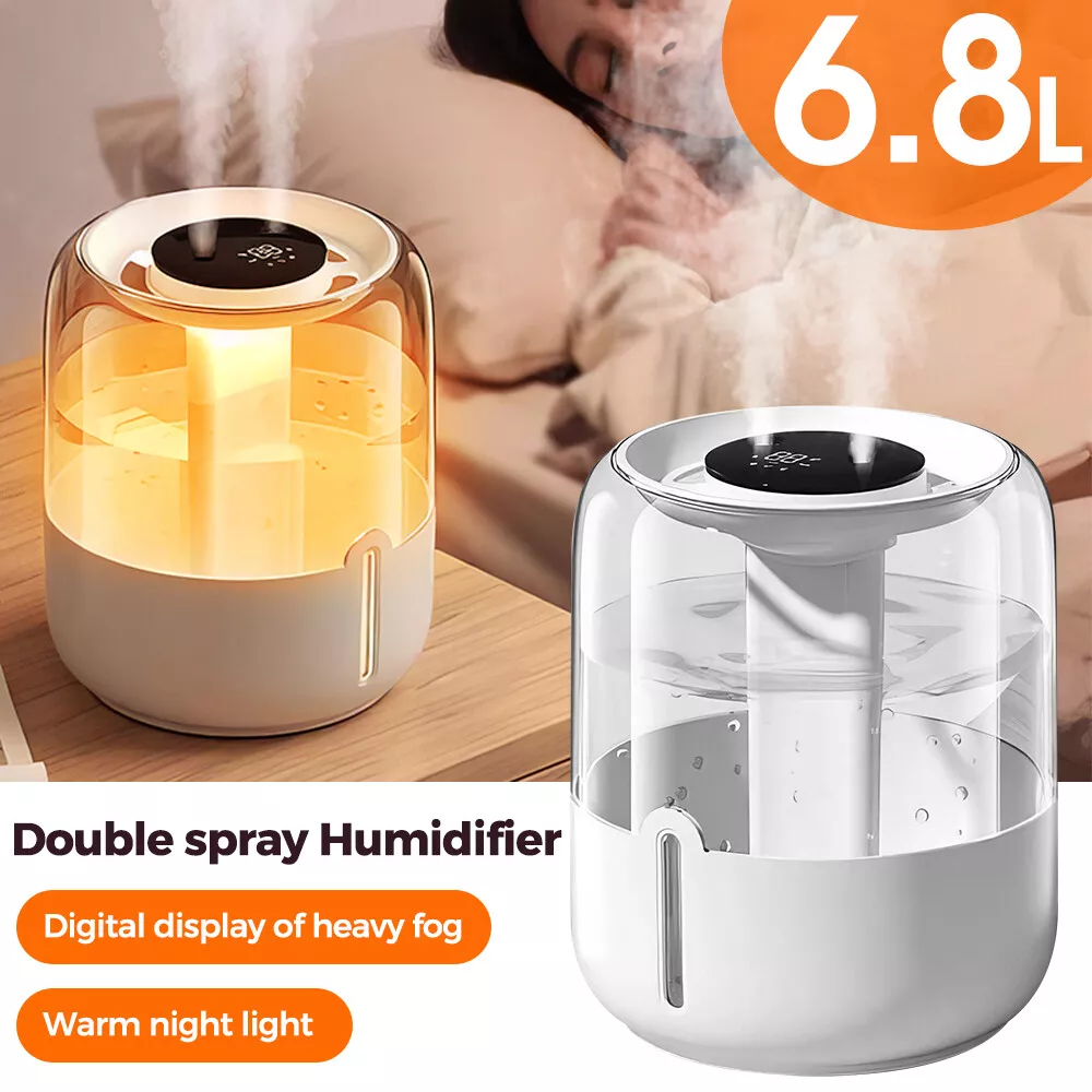 Zwei Luftbefeuchter, einer mit Digitalanzeige und warmem Nachtlicht. 6,8L Kapazität ist oben angegeben.