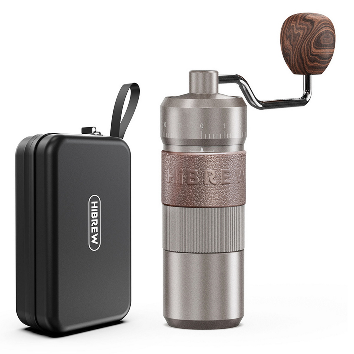 Ręczny młynek do kawy z drewnianą rączką i etui. Jest na białym tle.