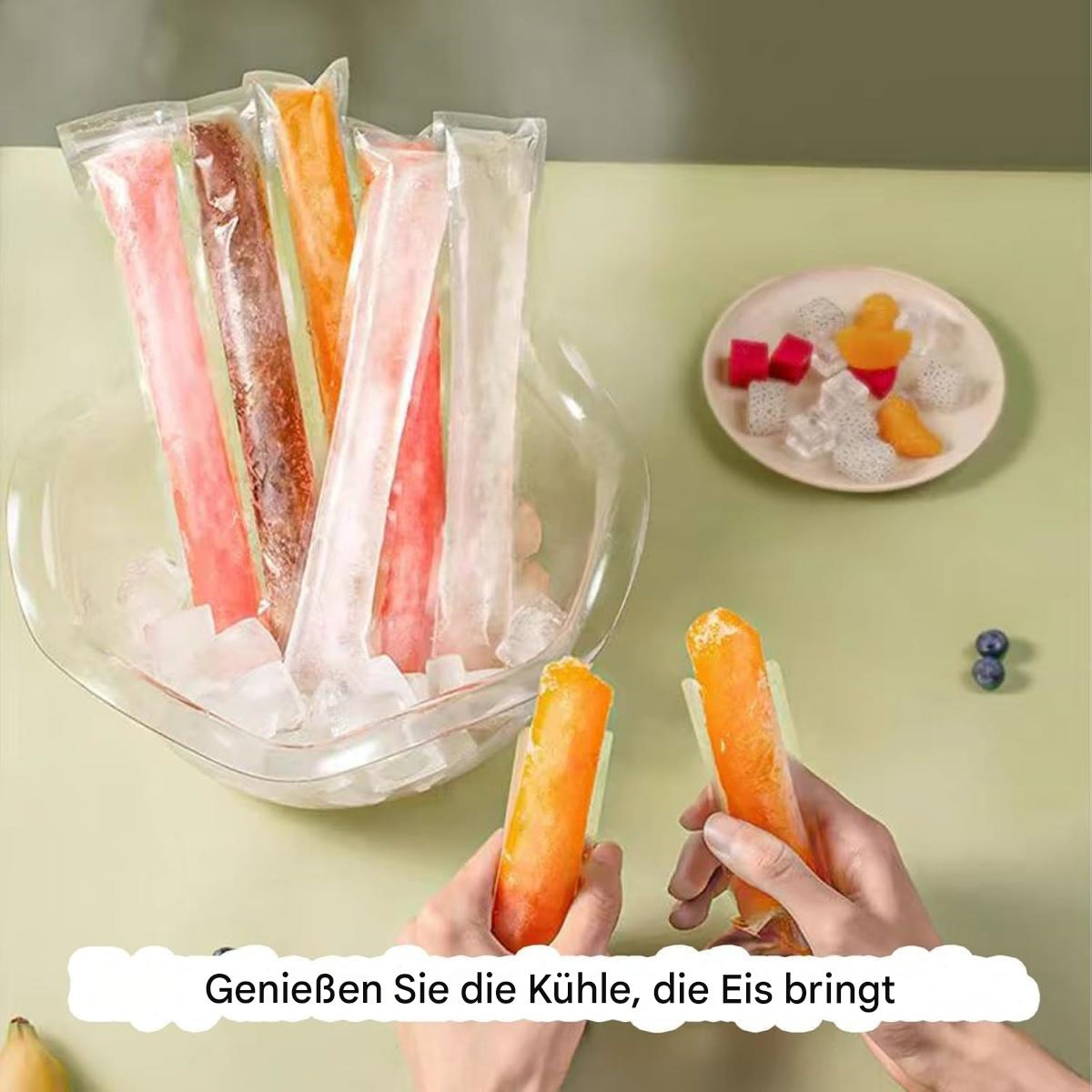 Hände halten Eis am Stiel, mit anderen am Stiel und Früchten in einer Schüssel, grüner Hintergrund.