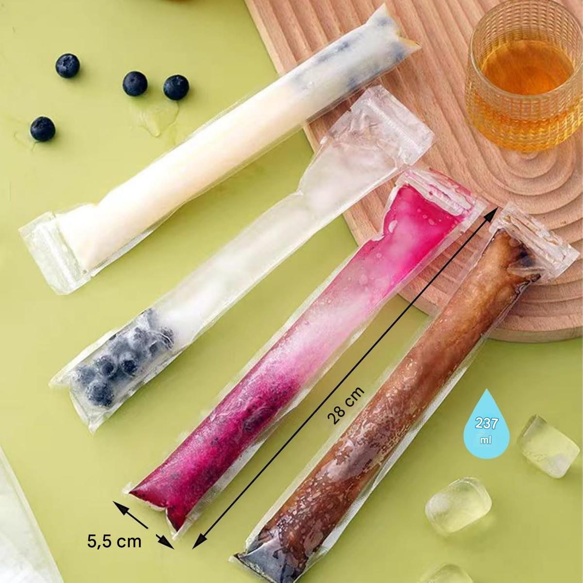 Eis am Stiel in verschiedenen Farben und Geschmacksrichtungen. Sie liegen auf einer Holzoberfläche neben Blaubeeren und einem Glas Flüssigkeit.