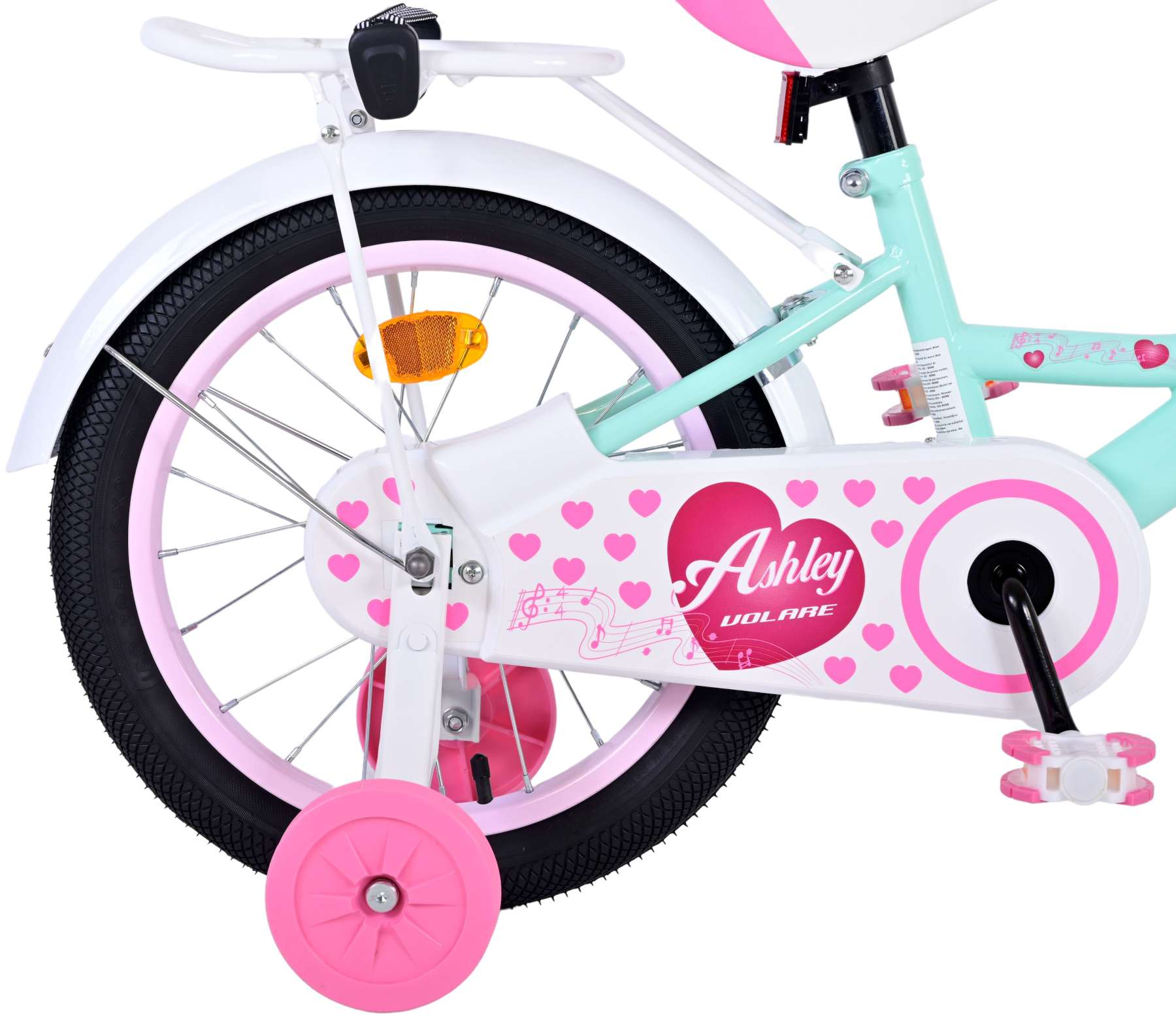 Ein rosa und türkisfarbenes Fahrrad für ein Kind. Es hat Stützräder und einen Korb.