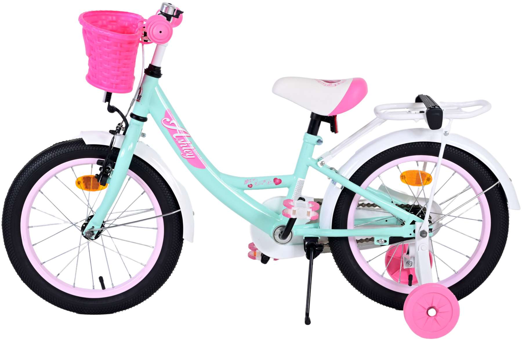 Ein Kinderfahrrad mit Korb. Es hat Stützräder, einen weißen Rahmen und rosa Akzente.