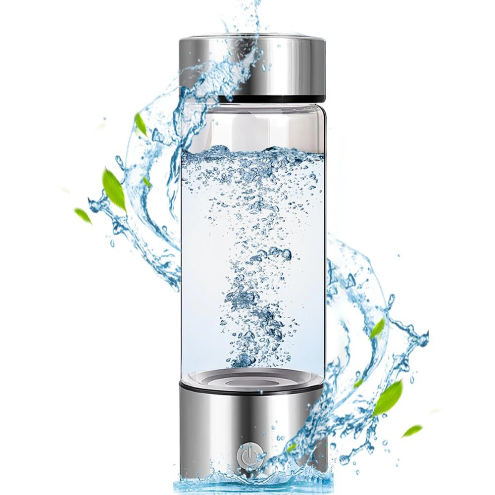 Eine Wasserflasche mit zwei silbernen Teilen, gefüllt mit sprudelndem Wasser. Grüne Blätter und Wasserspritzer.