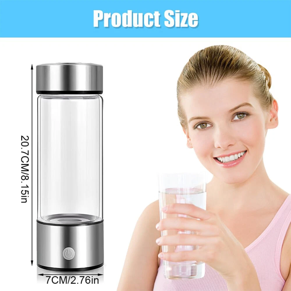 Eine durchsichtige Wasserflasche steht neben einer Frau, die ein Glas Wasser hält. Die Maße sind 20,7 cm/8,15 Zoll und 7 cm/2,76 Zoll.