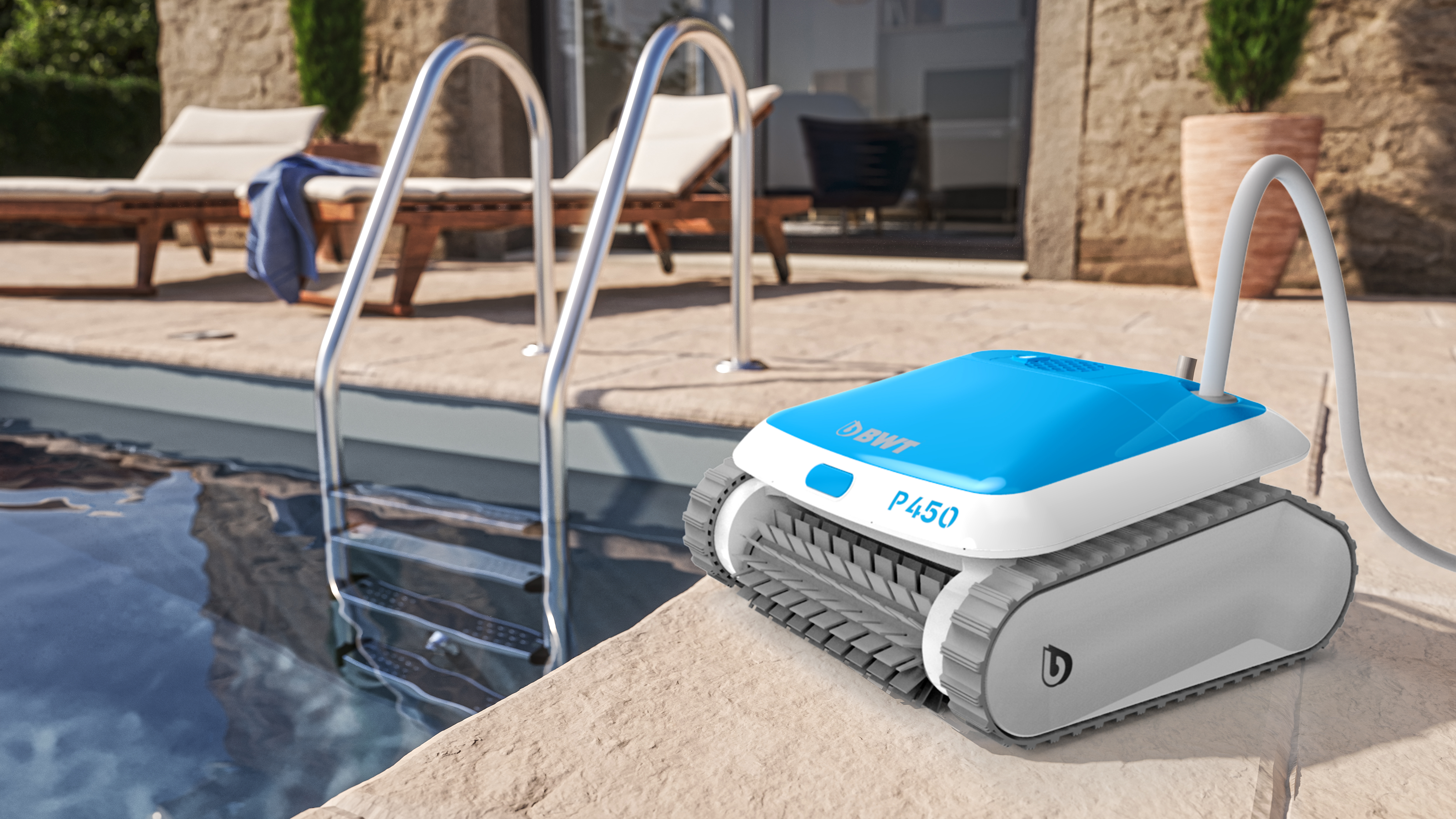 Un limpiador de piscinas al borde de una piscina. Es azul y blanco, con la marca BWT y el modelo P450.