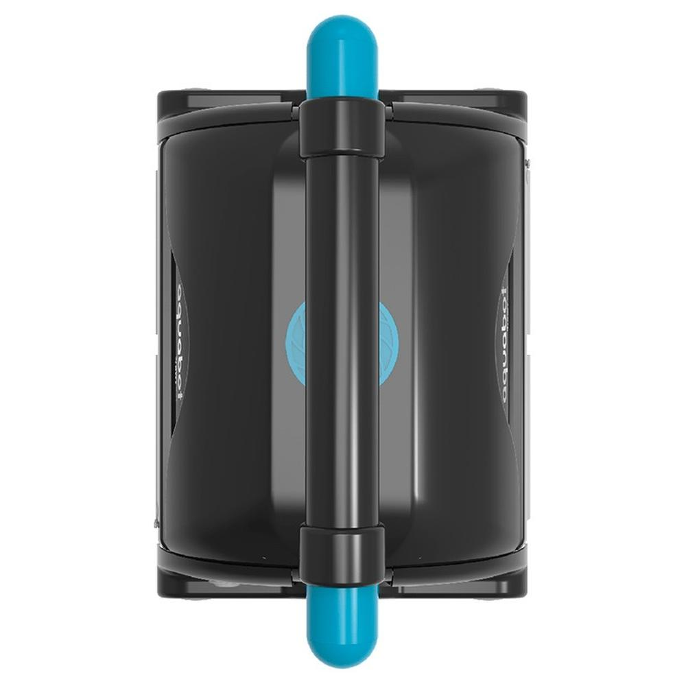 Vista superior de un robot limpiador de piscinas negro con asa sobre un fondo blanco.