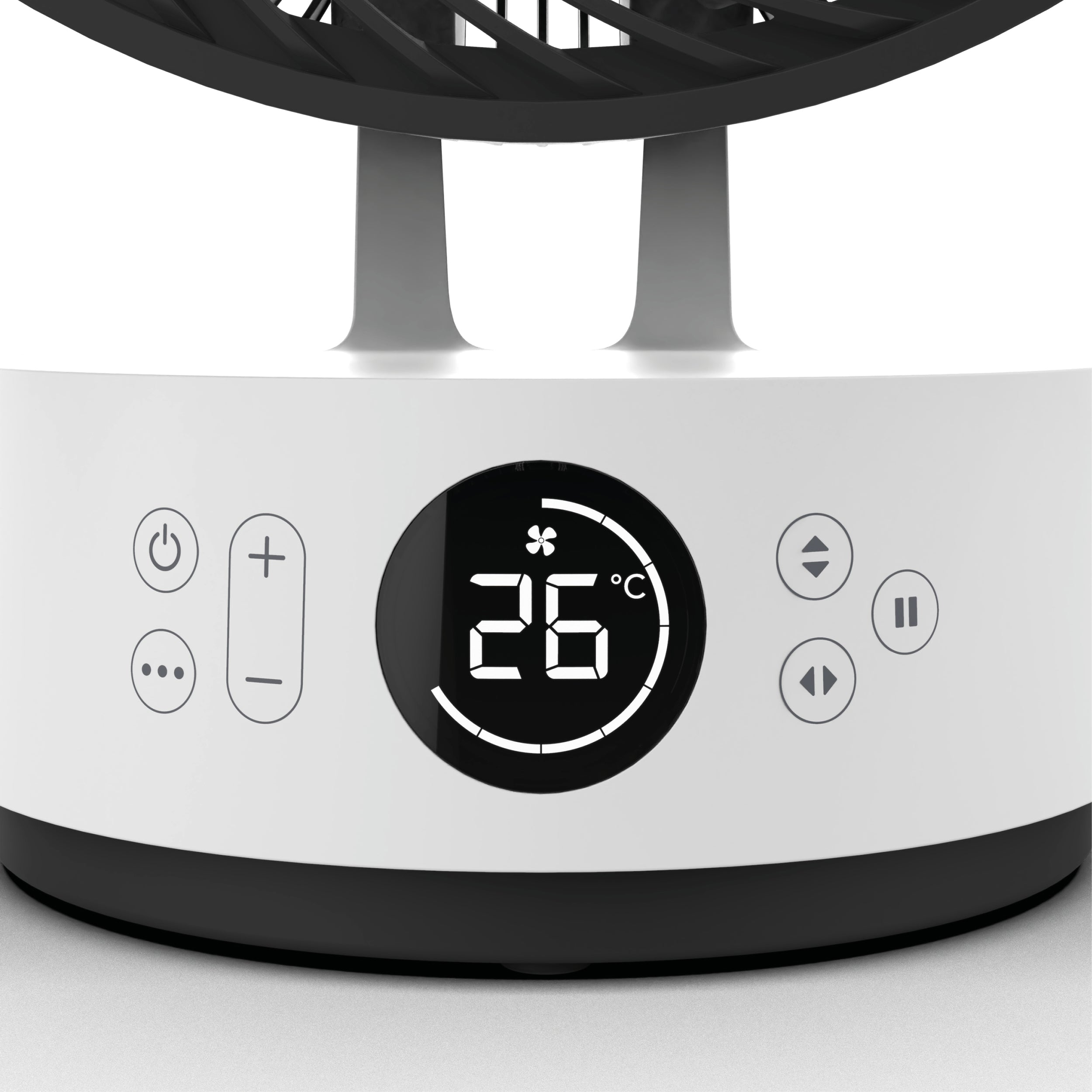 Zbliżenie białej podstawy wentylatora z cyfrowym wyświetlaczem pokazującym '26°C'. Istnieją przyciski sterowania. Tło jest białe.