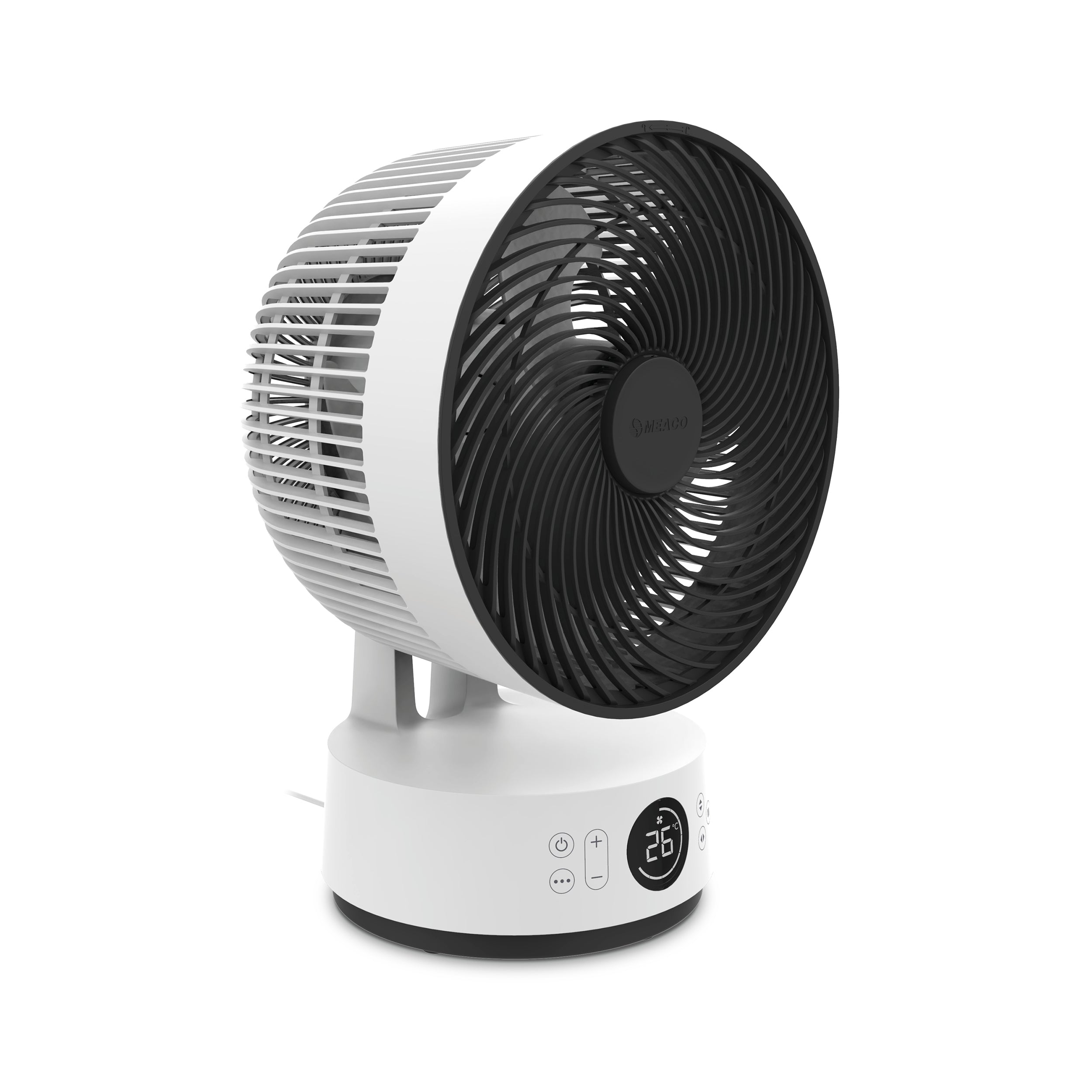 Biały wentylator z czarnym przodem stoi na białej powierzchni. Wentylator ma wyświetlacz cyfrowy. Tło jest białe.