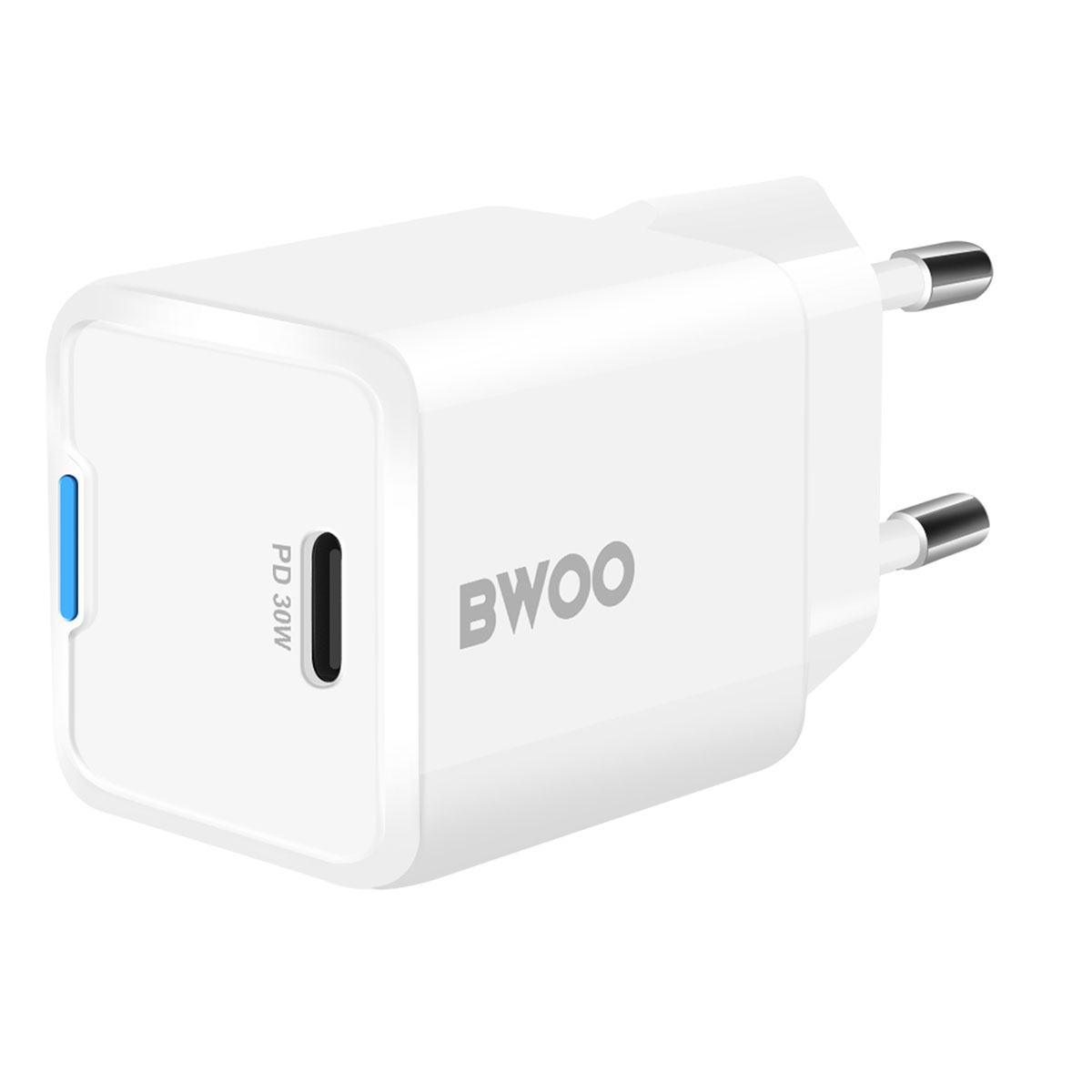 Un caricatore bianco con due pin e una porta USB-C. Ha la scritta BWOO. Dice anche PD 30W.