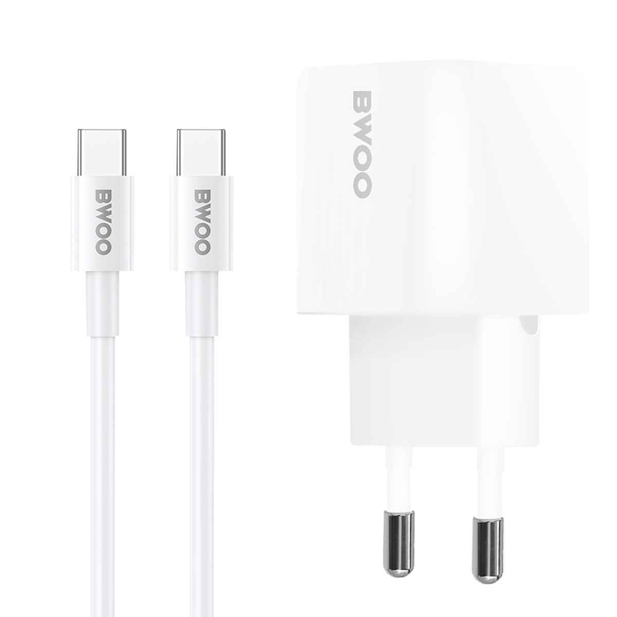 Caricabatterie BWOO bianco e due cavi su sfondo bianco. Il caricabatterie ha due pin. I cavi hanno connettori USB-C.