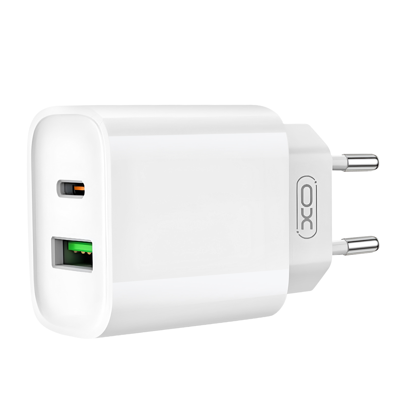 Weißes Netzteil mit zwei USB-C-Anschlüssen und einem grünen USB-Anschluss. Es hat das XO-Logo.