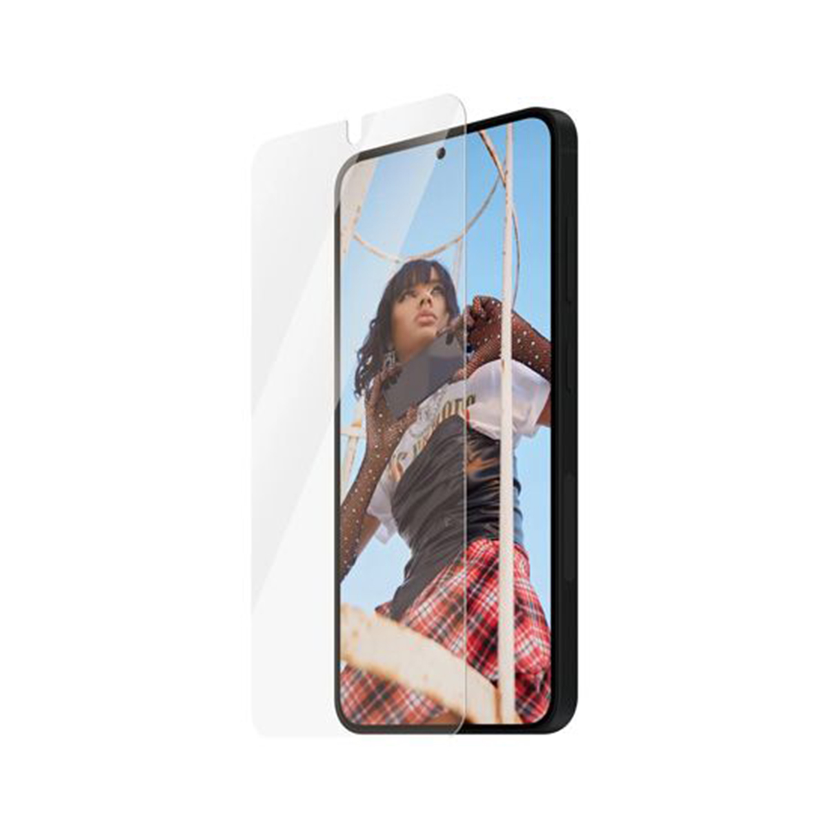 Un telefono con protezione schermo è accanto a una donna. Indossa un top bianco e una gonna a quadri rossa.