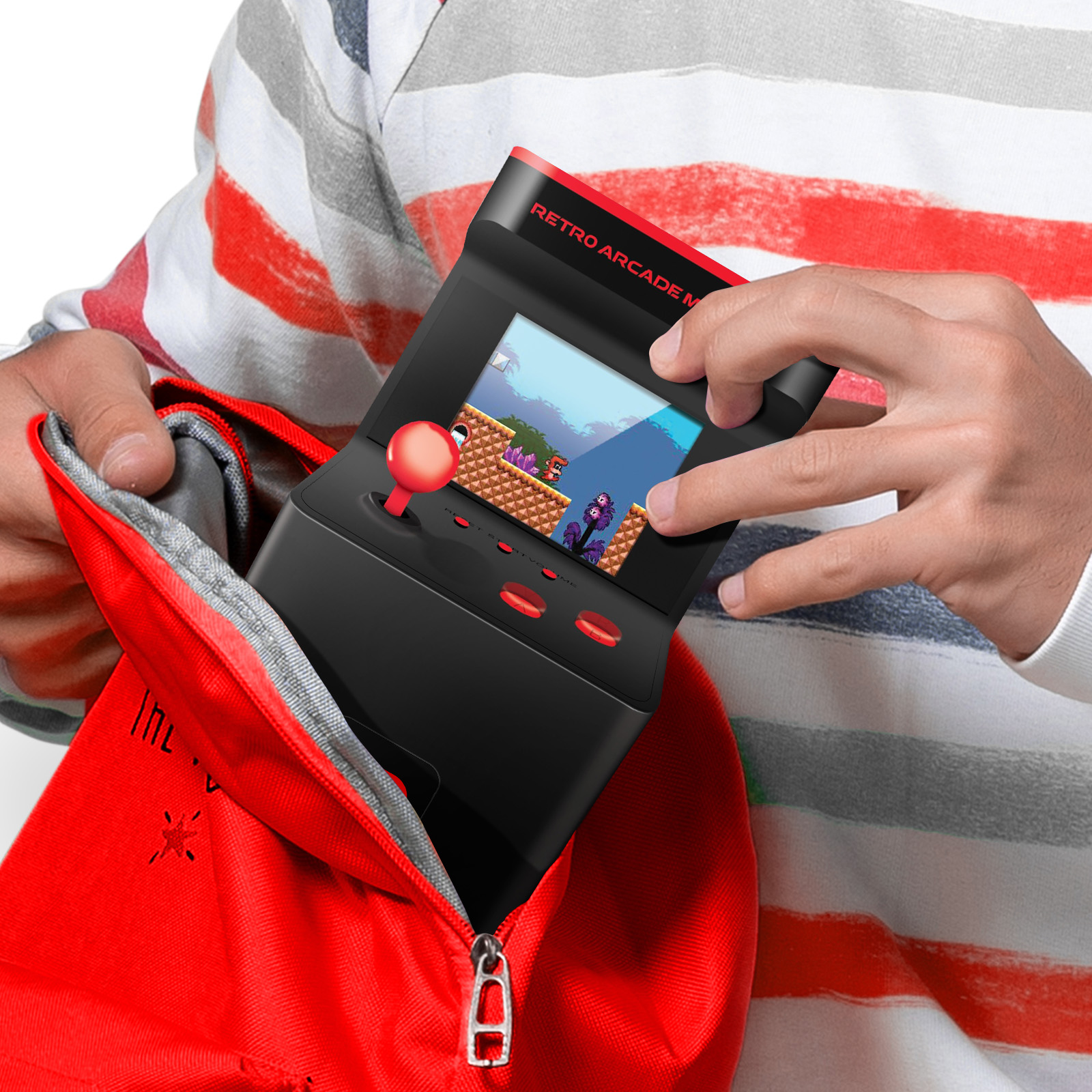 Manos sosteniendo una consola de juegos arcade retro negra, que se saca de una bolsa roja.
