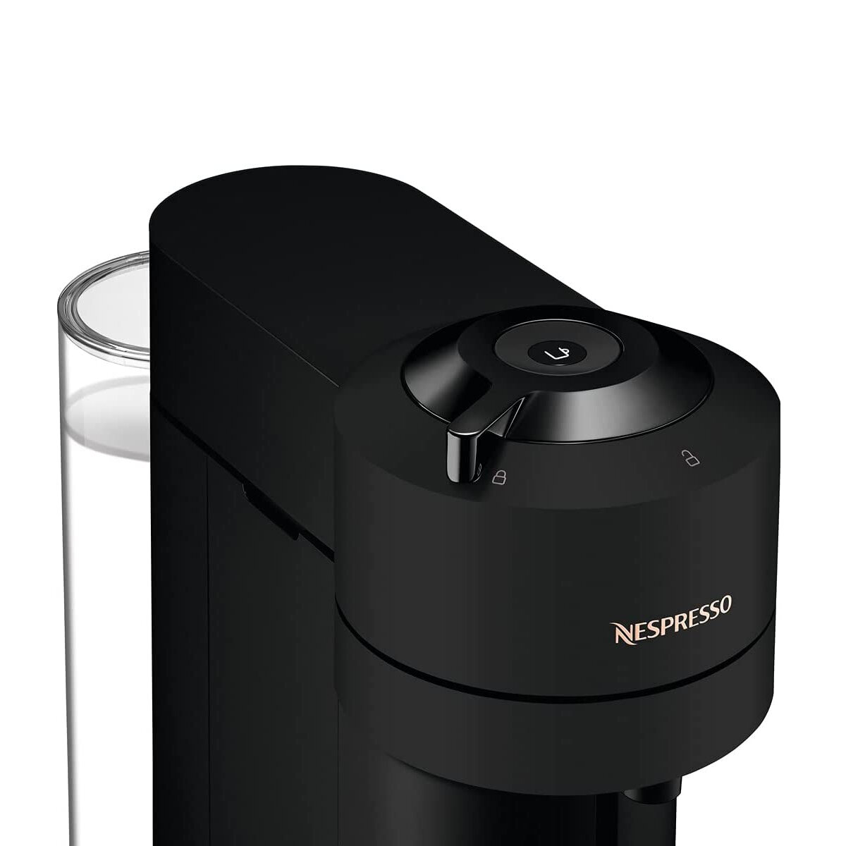Primer plano de una máquina Nespresso negra. Visible el logo Nespresso. Botón en la parte superior.