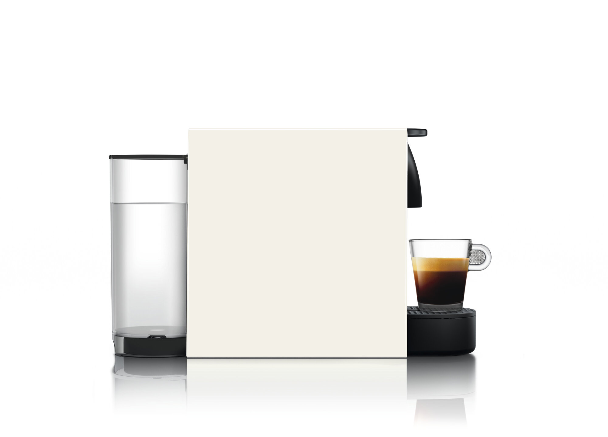 Macchina Nespresso bianca e crema. Un serbatoio d'acqua trasparente a sinistra. Tazza di caffè a destra.