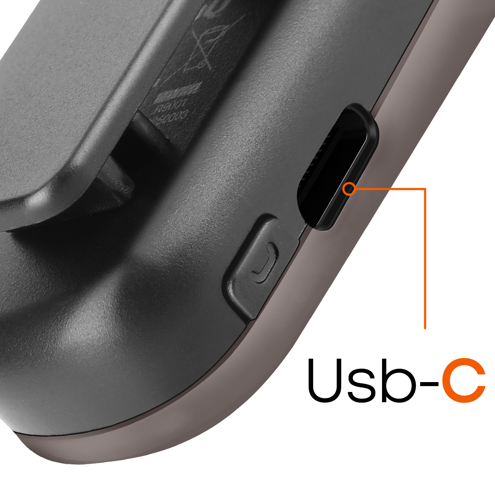 Primo piano del telefono che mostra una porta USB-C. La porta è sul lato.