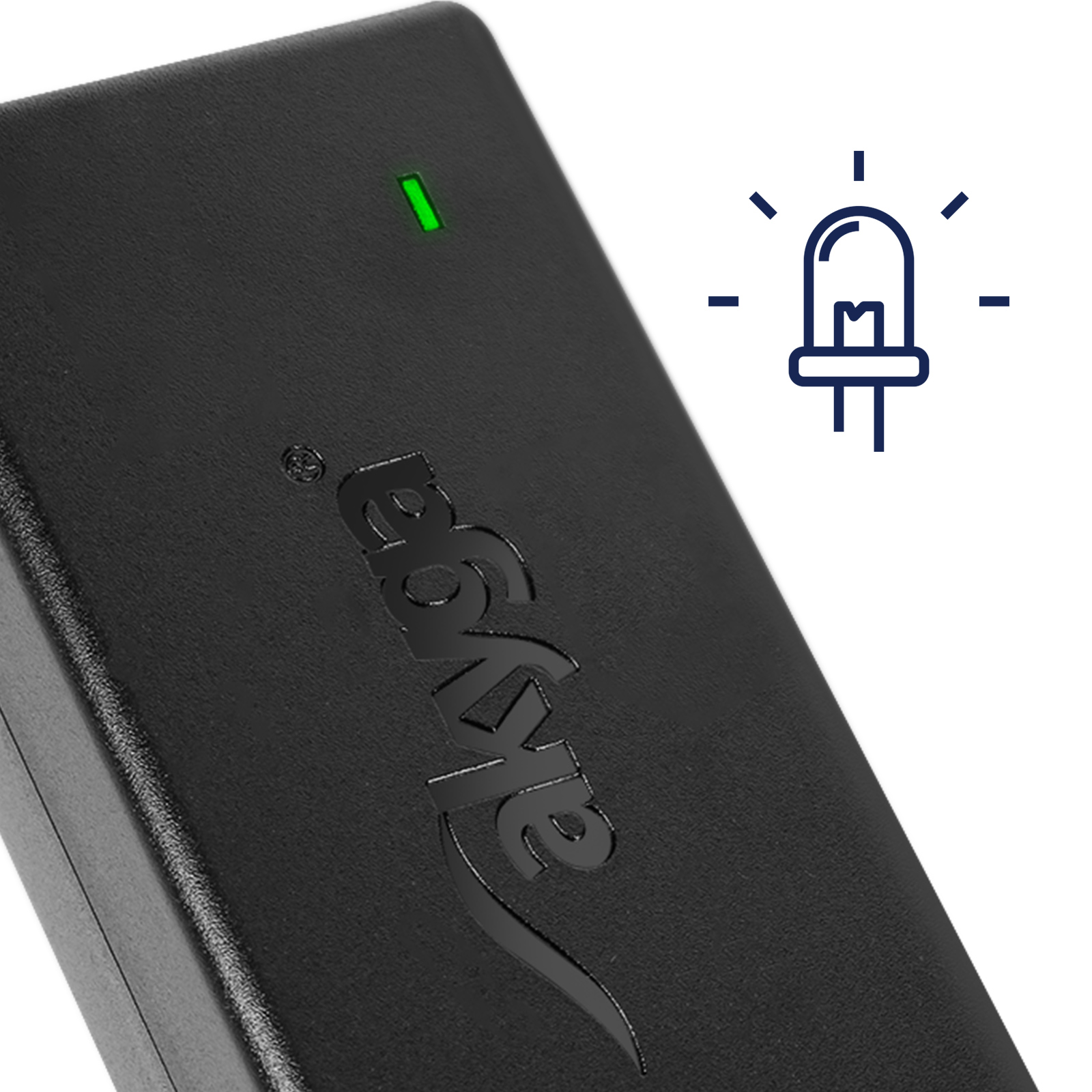 Czarny zasilacz z wytłoczoną marką 'akya'. Zielona dioda LED świeci u góry.