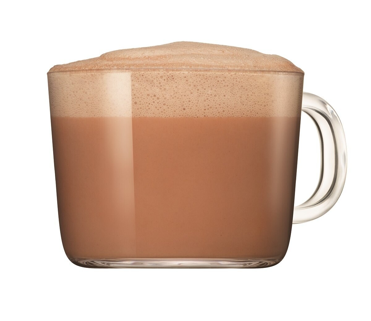 Ein klares Glas mit einem braunen, schaumigen Getränk, isoliert auf weißem Hintergrund.