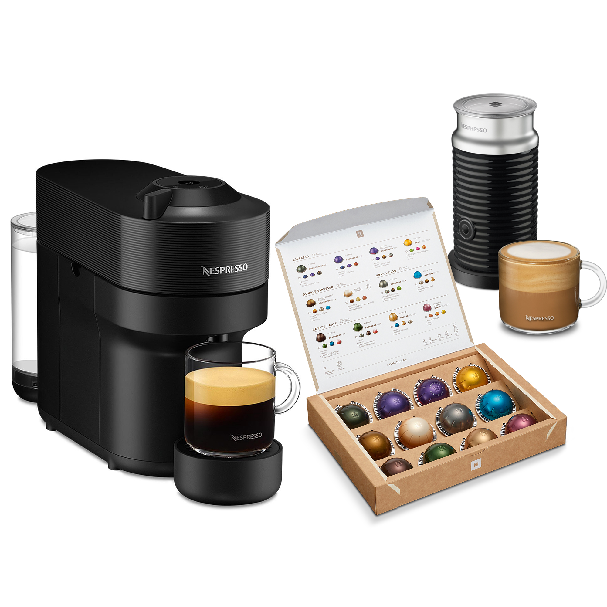 Schwarze Nespresso-Maschine, Kaffeetasse, Milchaufschäumer und eine Kapselbox. Die Tasse hat Schaum. Kapseln in der Box.